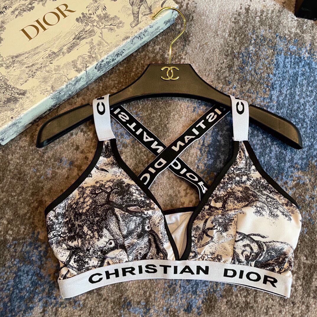  Dior 迪奥分体式泳衣 强烈推荐！超显气质 图案选自超火的动物印花 给整体造型带来点睛之笔😍🥰适合多