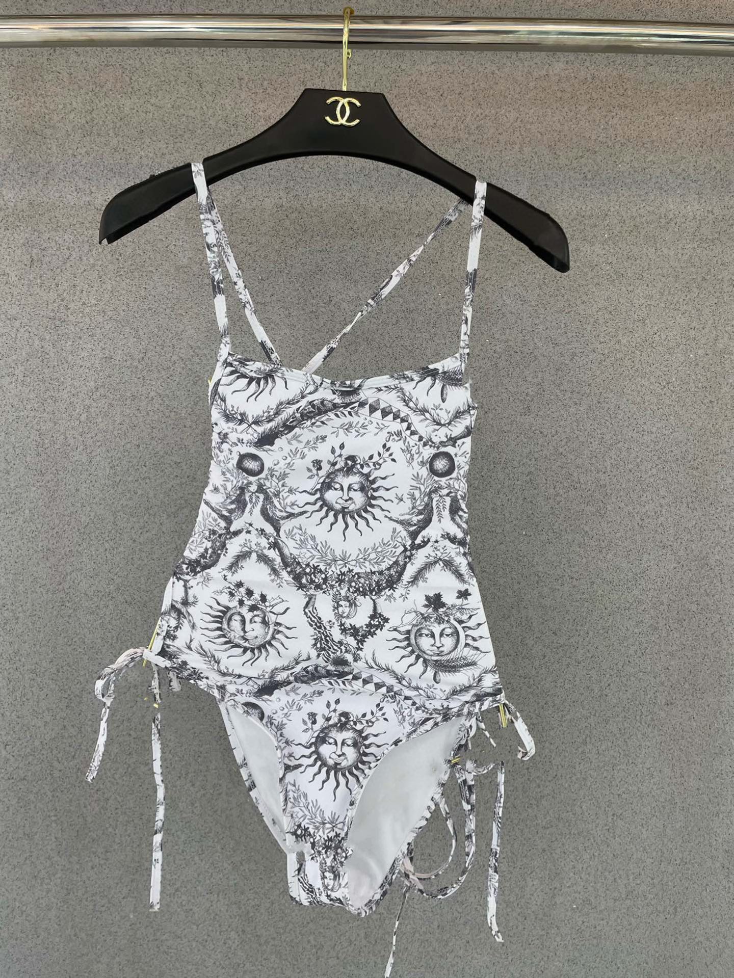  迪奥新款😍🥰适合多种场景的游泳衣🏊‍♀️海边 游泳池 温泉 水上乐园 漂流都可以😌内搭也完全可以 连体