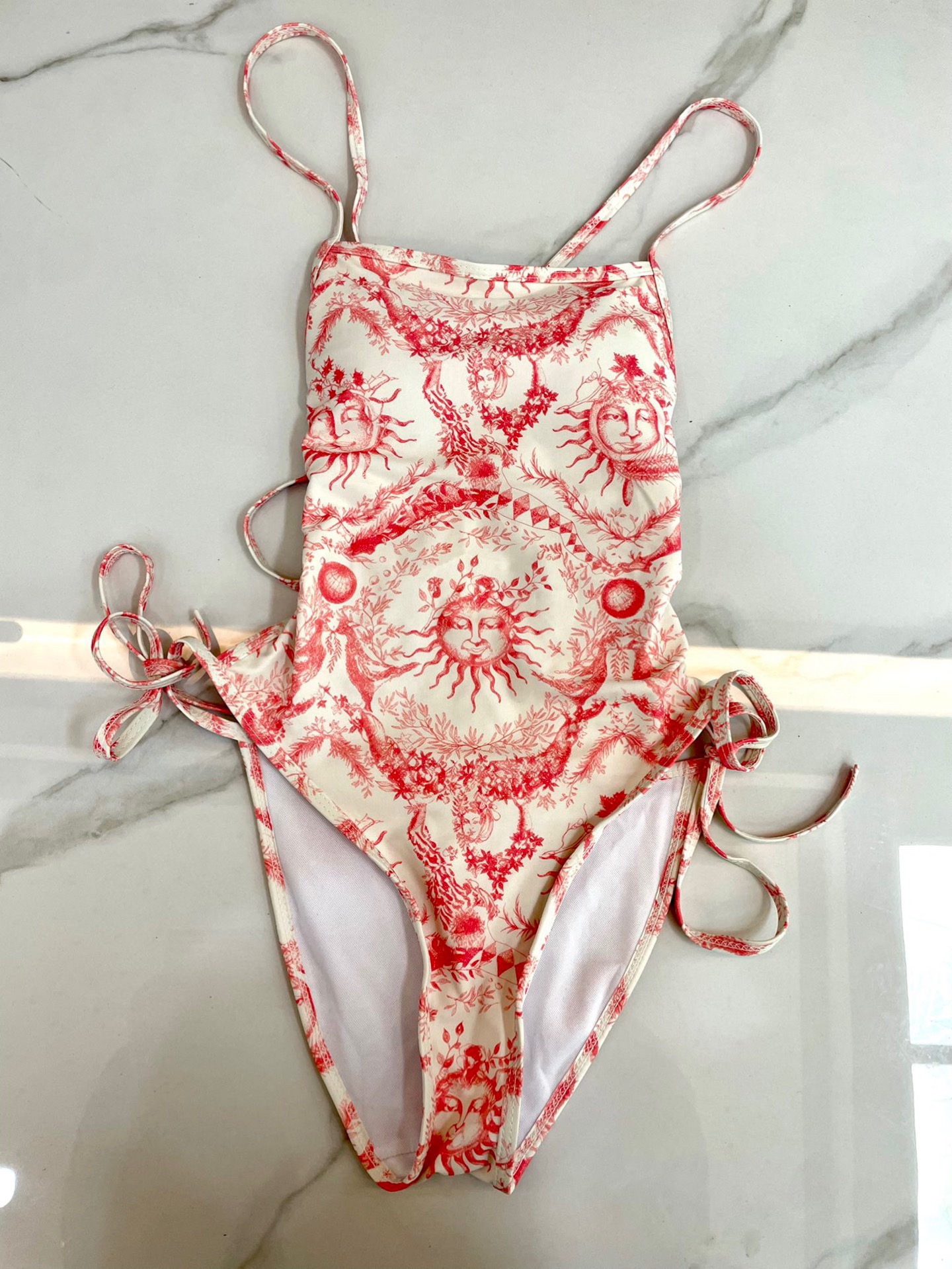  迪奥新款😍🥰适合多种场景的游泳衣🏊‍♀️海边 游泳池 温泉 水上乐园 漂流都可以😌内搭也完全可以 连体