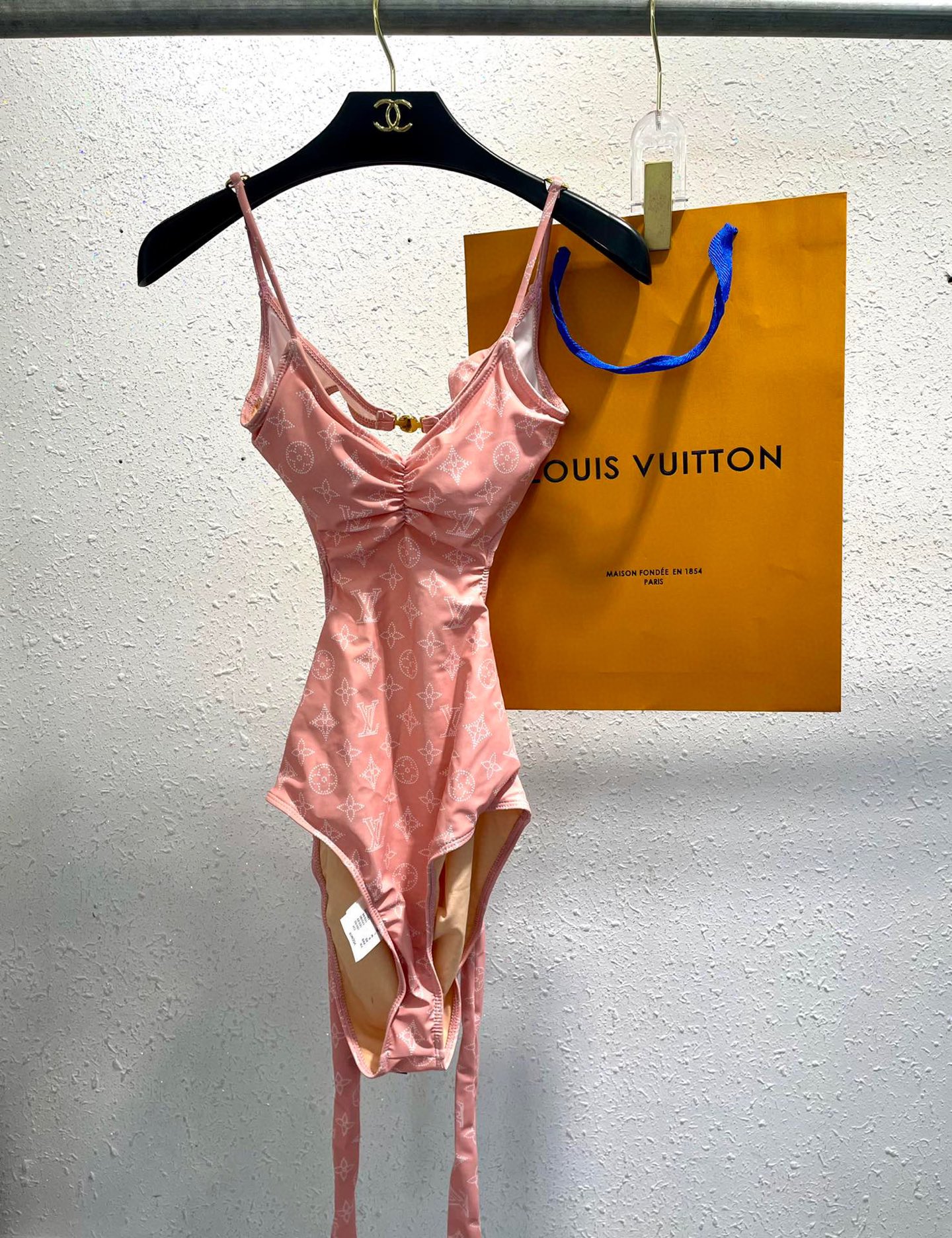  Lv新款泳衣😍🥰适合多种场景的游泳衣🏊‍♀️海边 游泳池 温泉 水上乐园 漂流都可以😌内搭也完全可以 