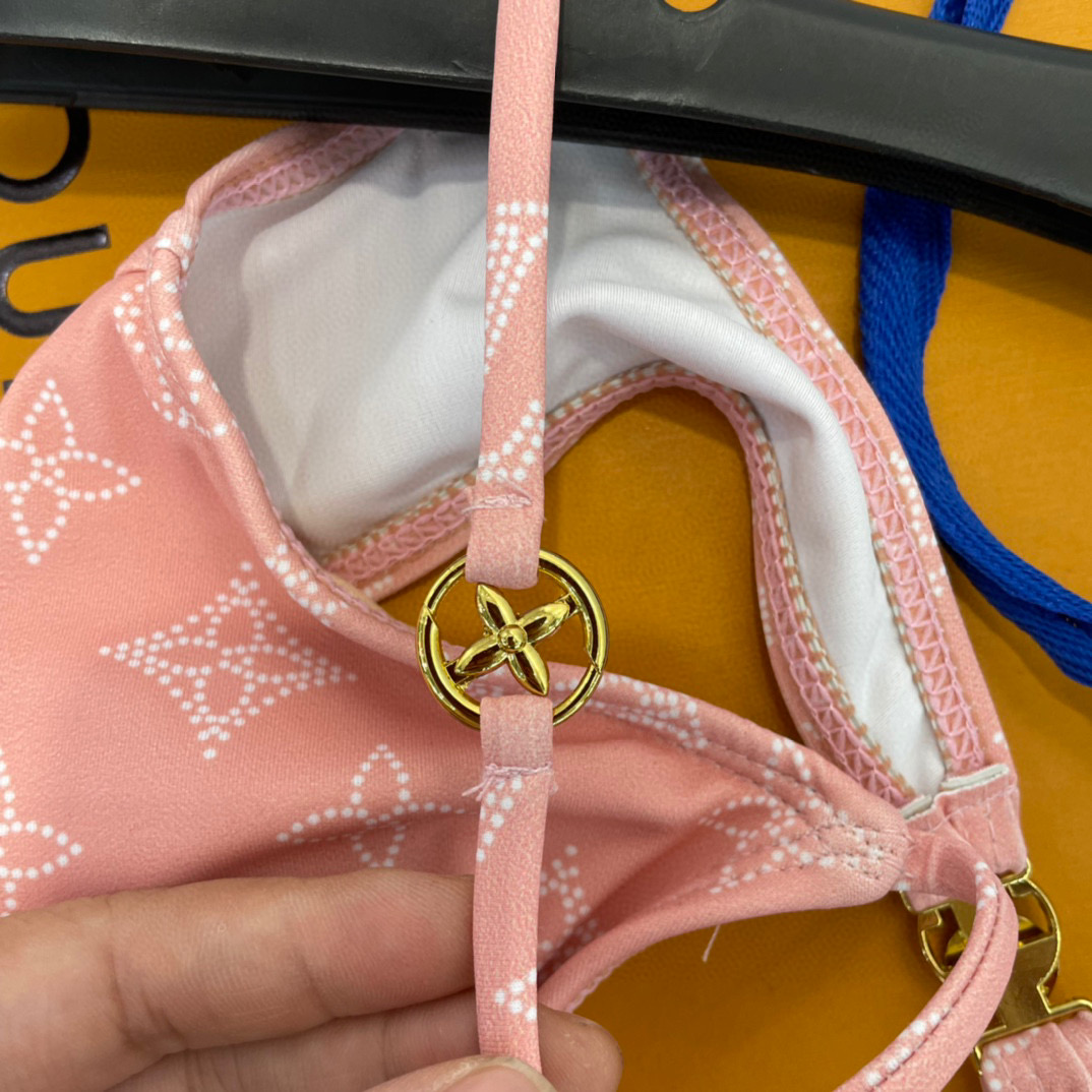  Lv新款泳衣😍🥰适合多种场景的游泳衣🏊‍♀️海边 游泳池 温泉 水上乐园 漂流都可以😌内搭也完全可以 