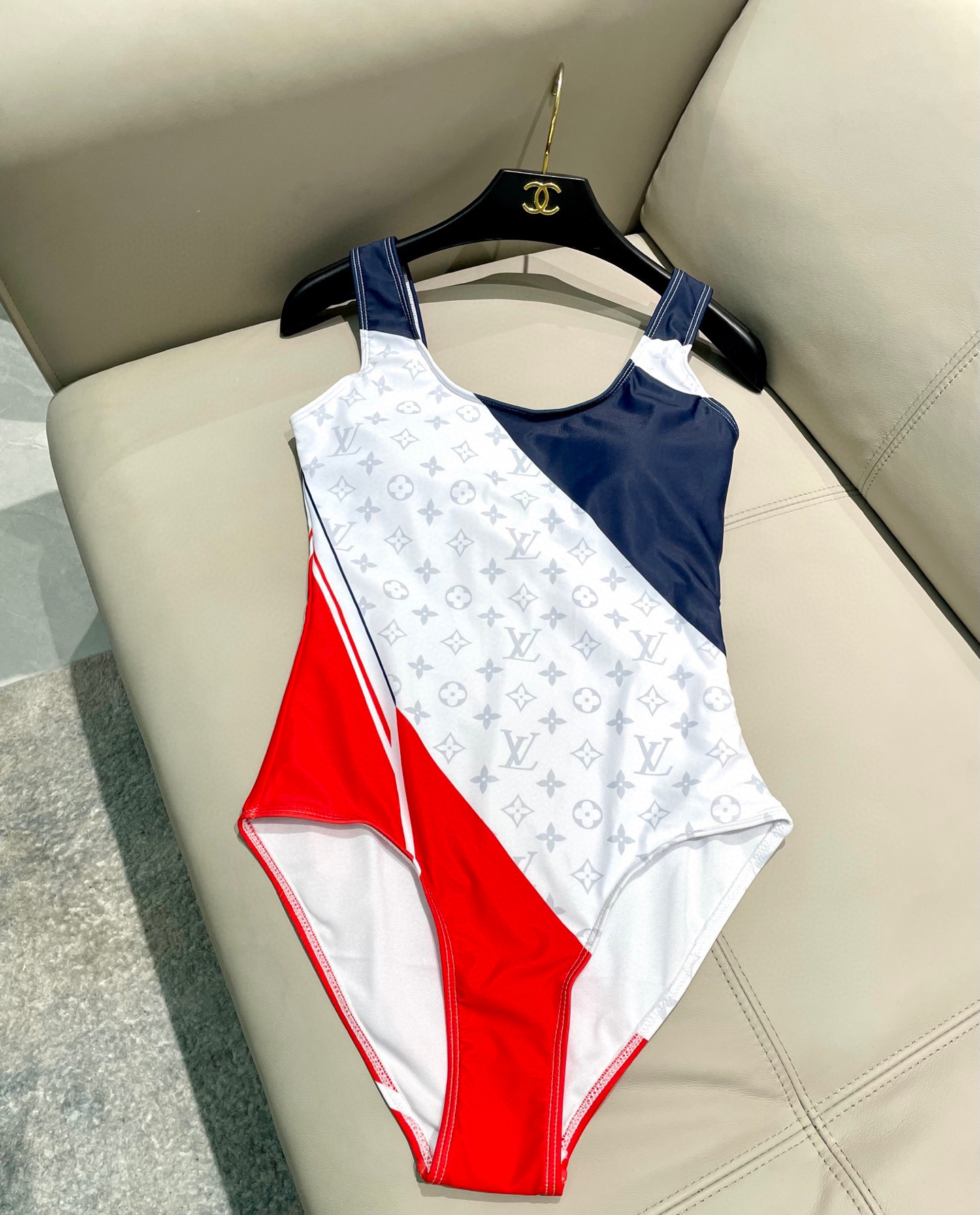  Lv专柜新款连体泳衣 😍🥰适合多种场景的游泳衣🏊‍♀️海边 游泳池 温泉 水上乐园 漂流都可以😌内搭也