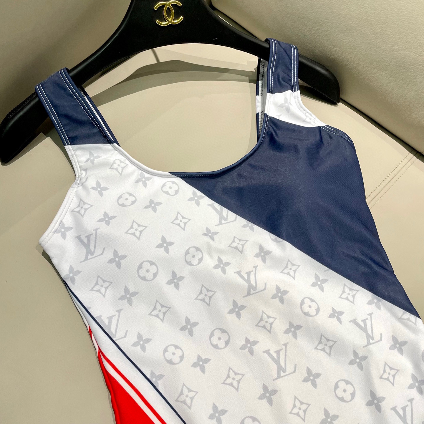  Lv专柜新款连体泳衣 😍🥰适合多种场景的游泳衣🏊‍♀️海边 游泳池 温泉 水上乐园 漂流都可以😌内搭也