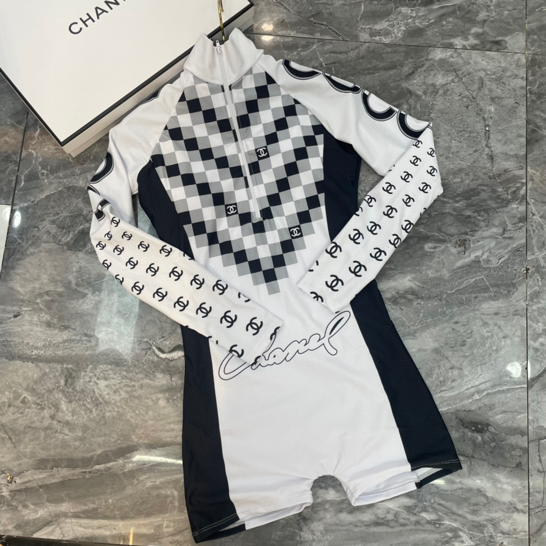  Chanel 新款连体泳衣  平角裤 😍🥰适合多种场景的游泳衣🏊‍♀️海边 游泳池 温泉 水上乐园 漂