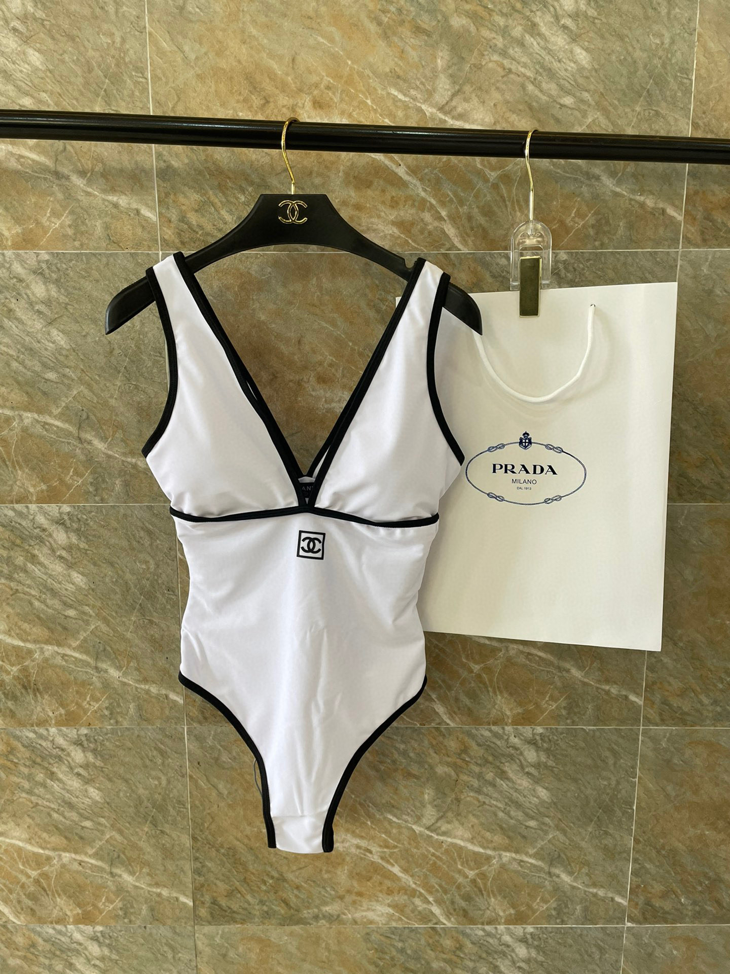  Chanel新款露背连体泳衣 黑色简单大气 适合多种场景的游泳衣🏊‍♀️海边 游泳池 温泉 水上乐园 