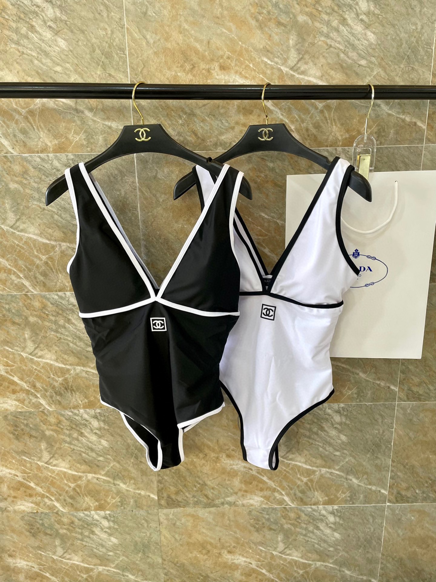  Chanel新款露背连体泳衣 黑色简单大气 适合多种场景的游泳衣🏊‍♀️海边 游泳池 温泉 水上乐园 