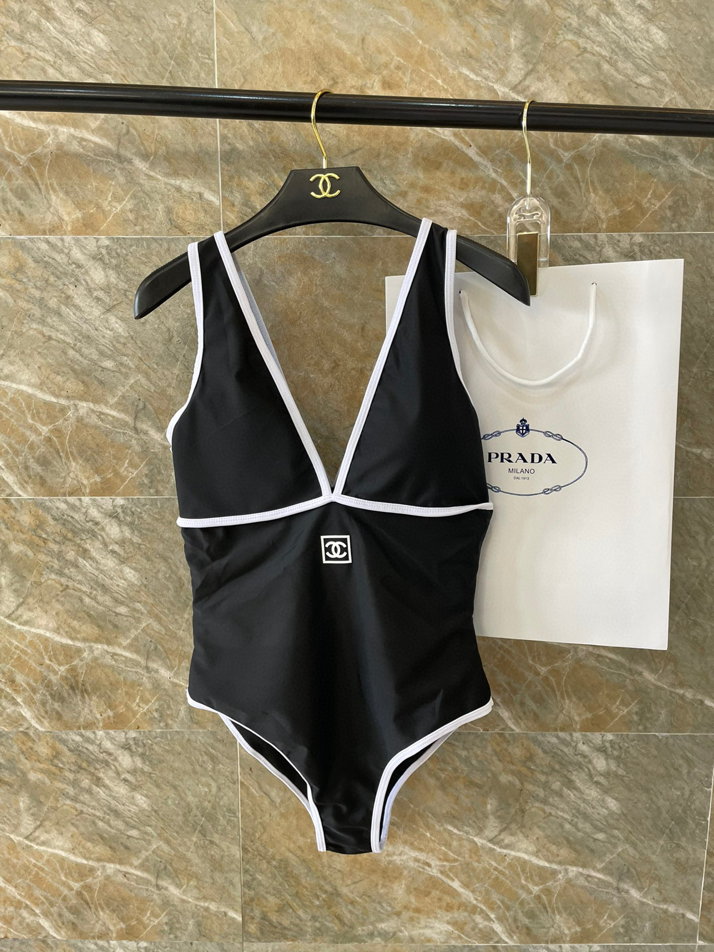  Chanel新款露背连体泳衣 黑色简单大气 适合多种场景的游泳衣🏊‍♀️海边 游泳池 温泉 水上乐园 