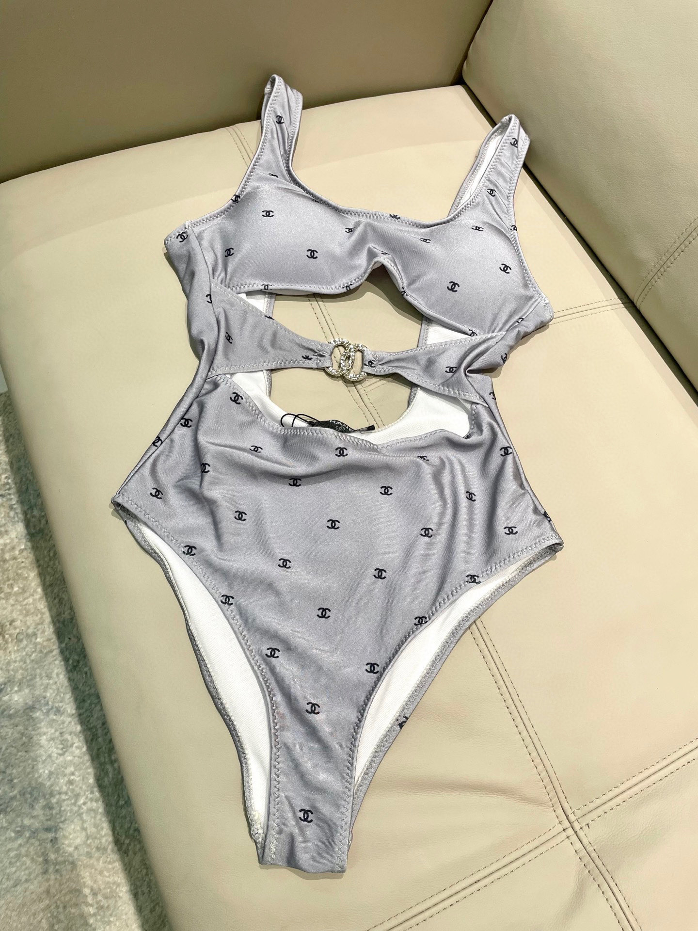  香奈儿连体😍🥰适合多种场景的游泳衣🏊‍♀️海边 游泳池 温泉 水上乐园 漂流都可以😌内搭也完全可以 连