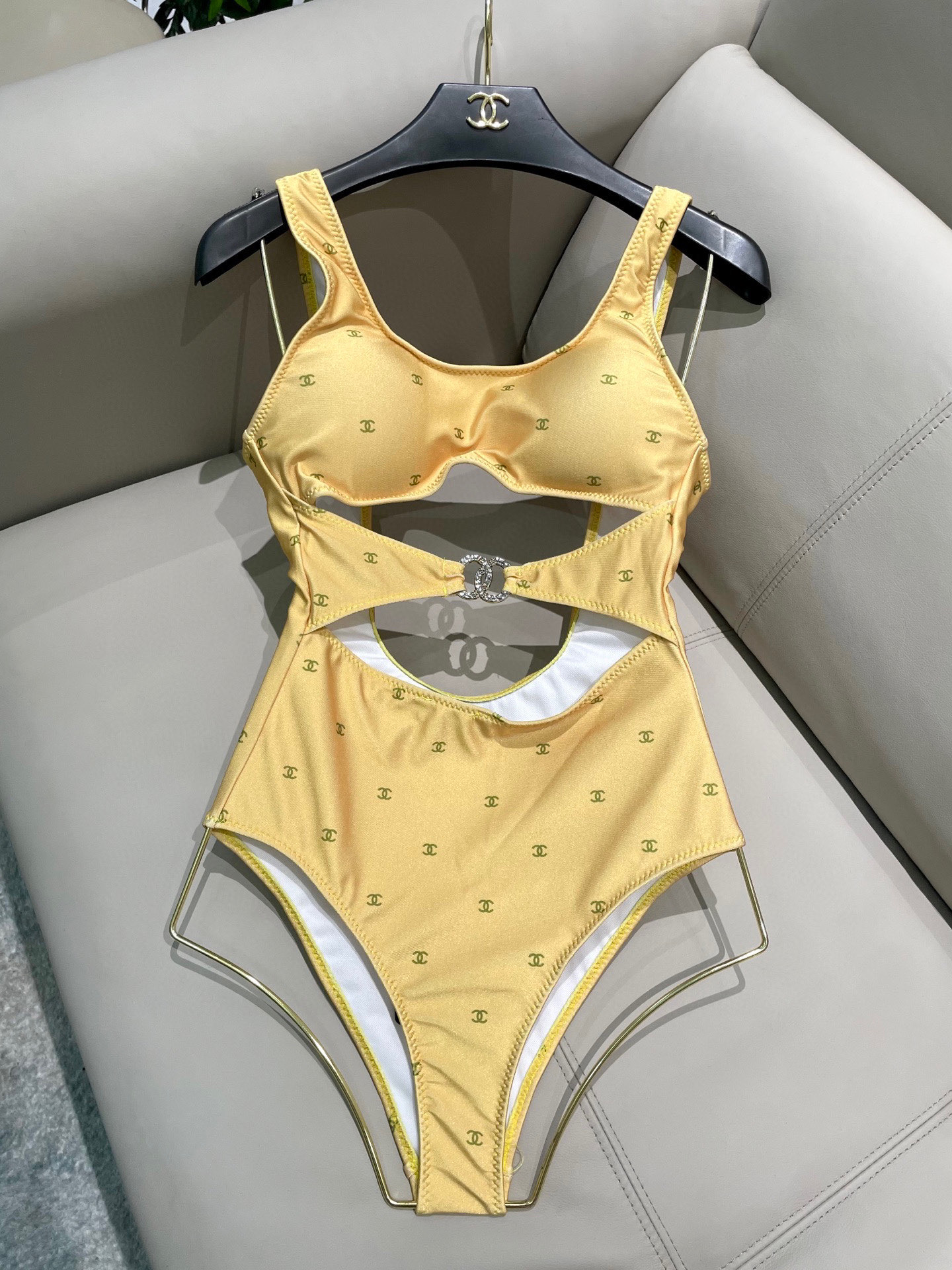  香奈儿连体😍🥰适合多种场景的游泳衣🏊‍♀️海边 游泳池 温泉 水上乐园 漂流都可以😌内搭也完全可以 连