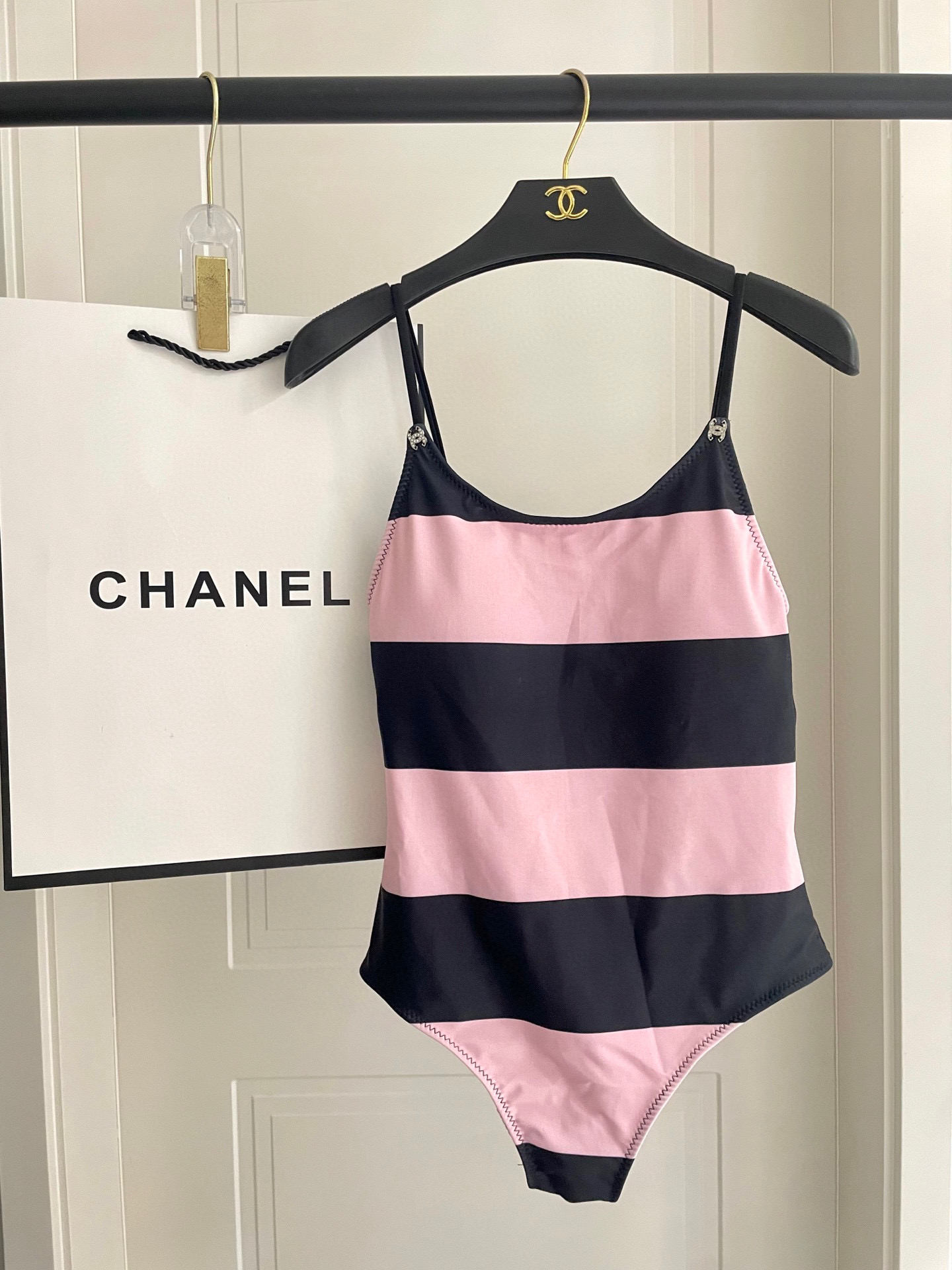  Chanel新款连体泳衣 彰显青春活力 💐🌸适合多种场景的游泳衣🏊‍♀️海边 游泳池 温泉 水上乐园 