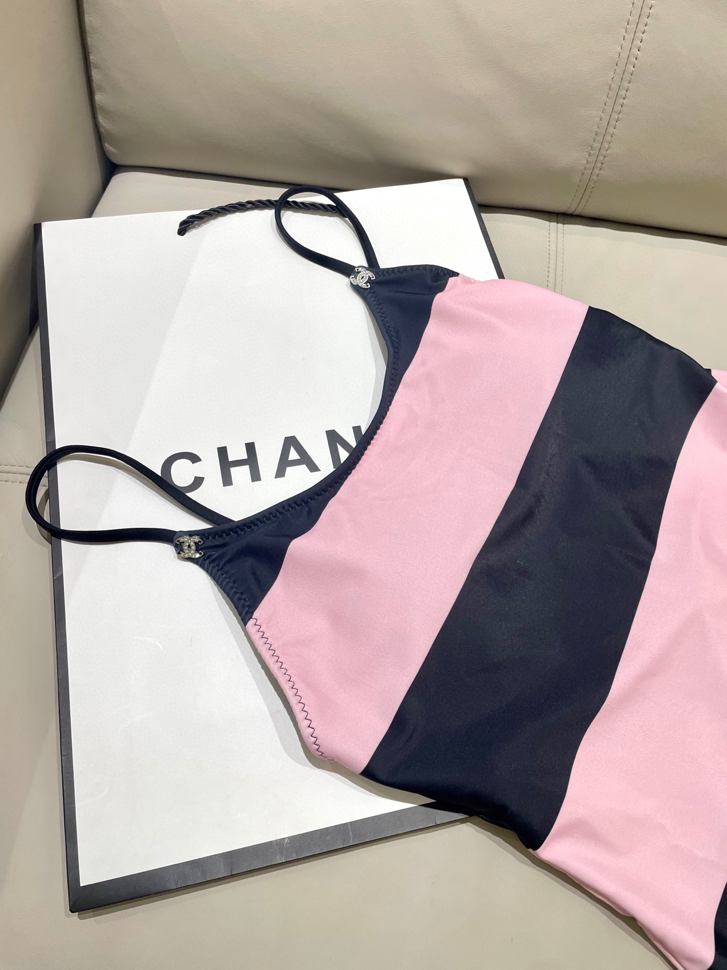  Chanel新款连体泳衣 彰显青春活力 💐🌸适合多种场景的游泳衣🏊‍♀️海边 游泳池 温泉 水上乐园 
