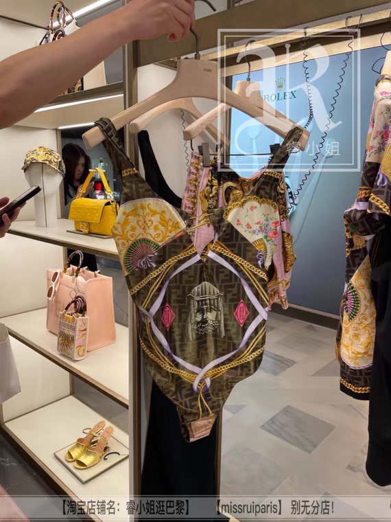  Fendi 芬迪连体泳衣  😍🥰适合多种场景的游泳衣🏊‍♀️海边 游泳池 温泉 水上乐园 漂流都可以😌
