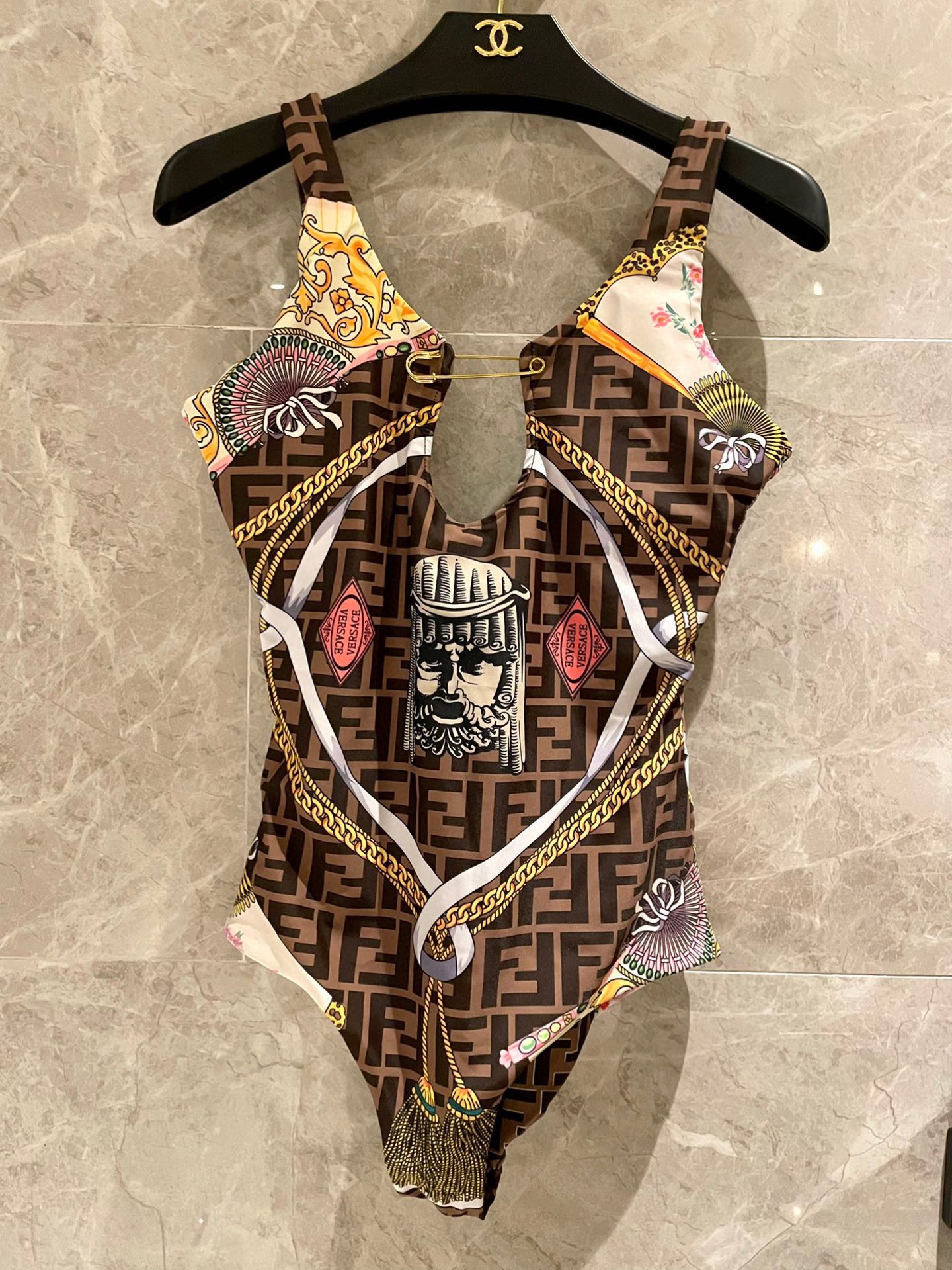  Fendi 芬迪连体泳衣  😍🥰适合多种场景的游泳衣🏊‍♀️海边 游泳池 温泉 水上乐园 漂流都可以😌