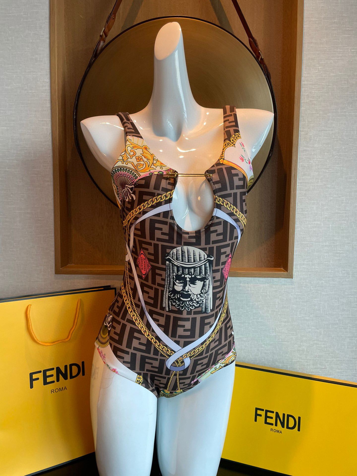  Fendi 芬迪连体泳衣  😍🥰适合多种场景的游泳衣🏊‍♀️海边 游泳池 温泉 水上乐园 漂流都可以😌