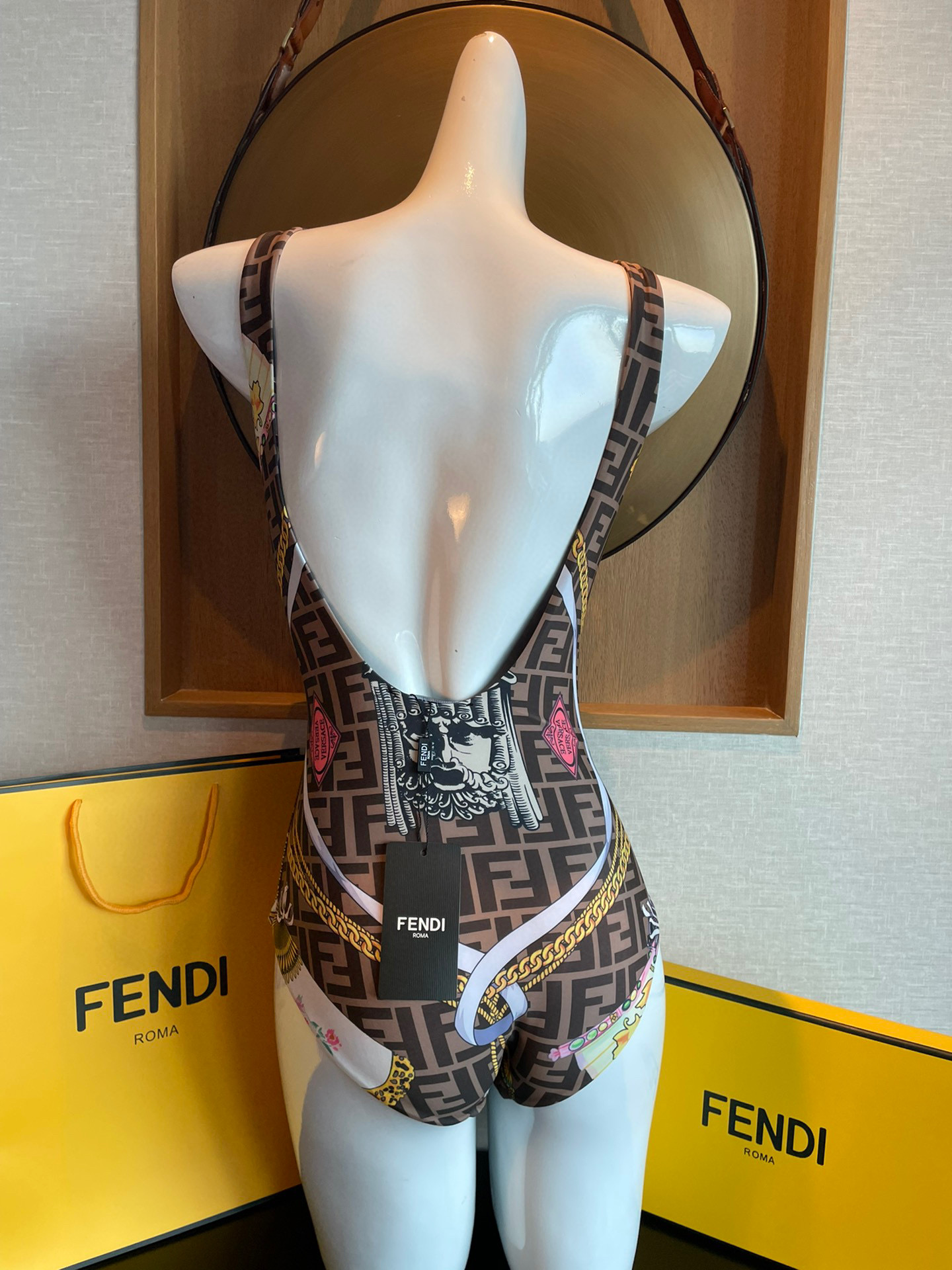  Fendi 芬迪连体泳衣  😍🥰适合多种场景的游泳衣🏊‍♀️海边 游泳池 温泉 水上乐园 漂流都可以😌