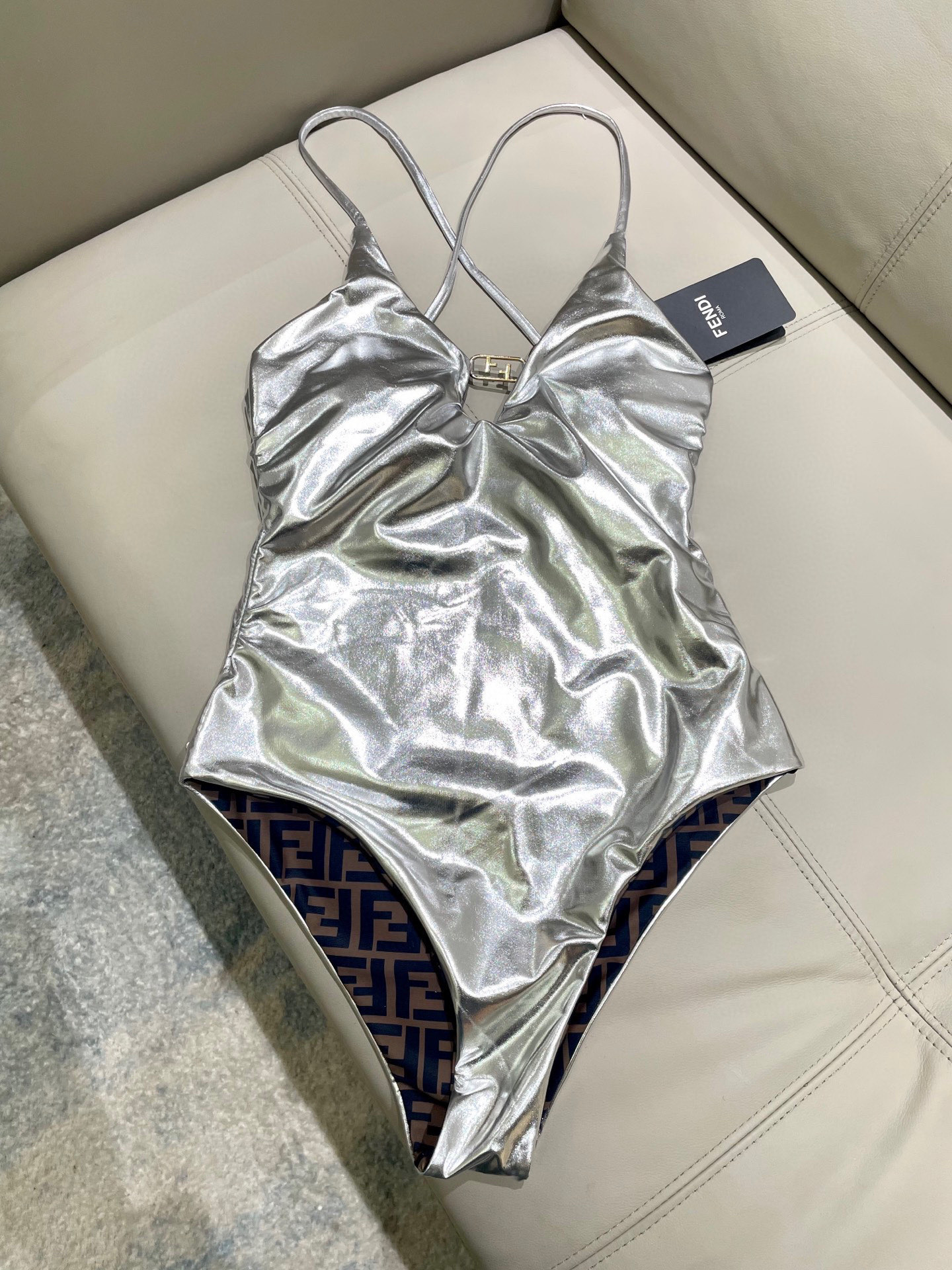  芬迪双面连体泳衣  😍🥰适合多种场景的游泳衣🏊‍♀️海边 游泳池 温泉 水上乐园 漂流都可以😌内搭也完