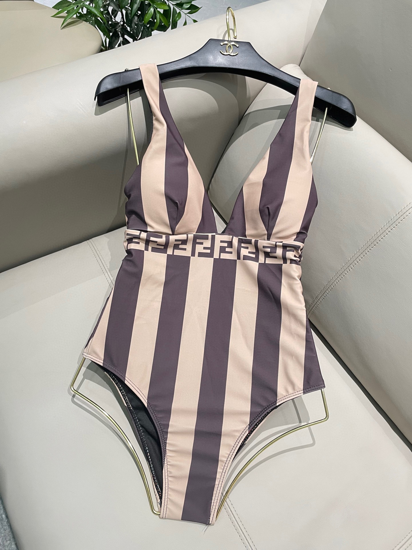  芬迪新款泳衣 时尚潮流款 😍🥰适合多种场景的游泳衣🏊‍♀️海边 游泳池 温泉 水上乐园 漂流都可以😌内