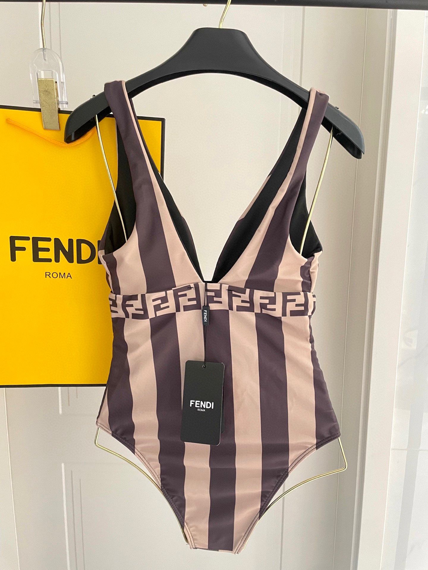  芬迪新款泳衣 时尚潮流款 😍🥰适合多种场景的游泳衣🏊‍♀️海边 游泳池 温泉 水上乐园 漂流都可以😌内