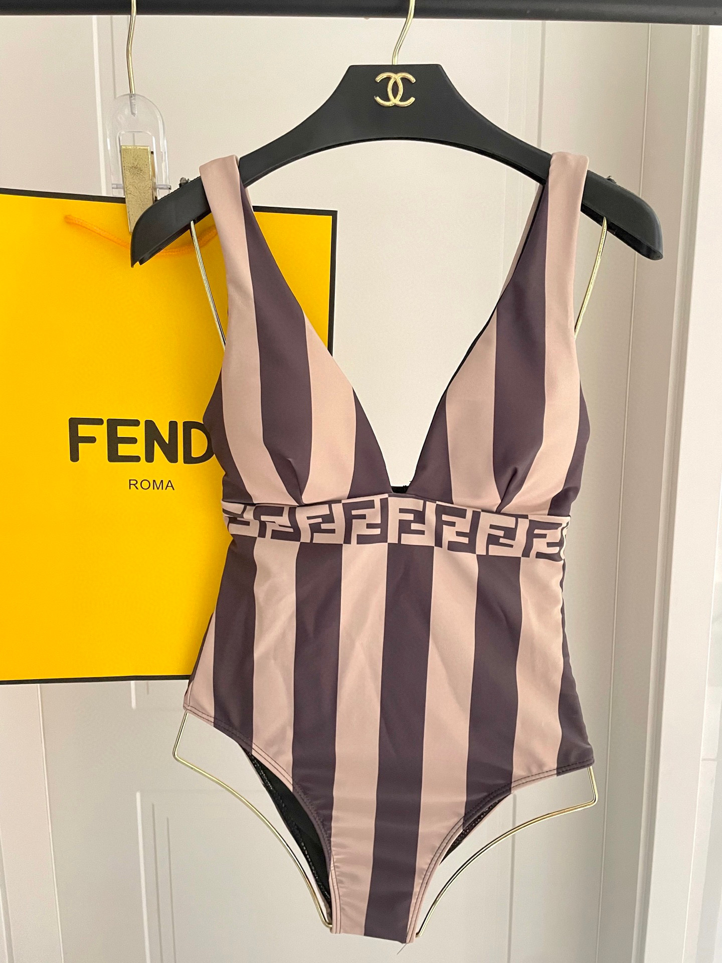  芬迪新款泳衣 时尚潮流款 😍🥰适合多种场景的游泳衣🏊‍♀️海边 游泳池 温泉 水上乐园 漂流都可以😌内