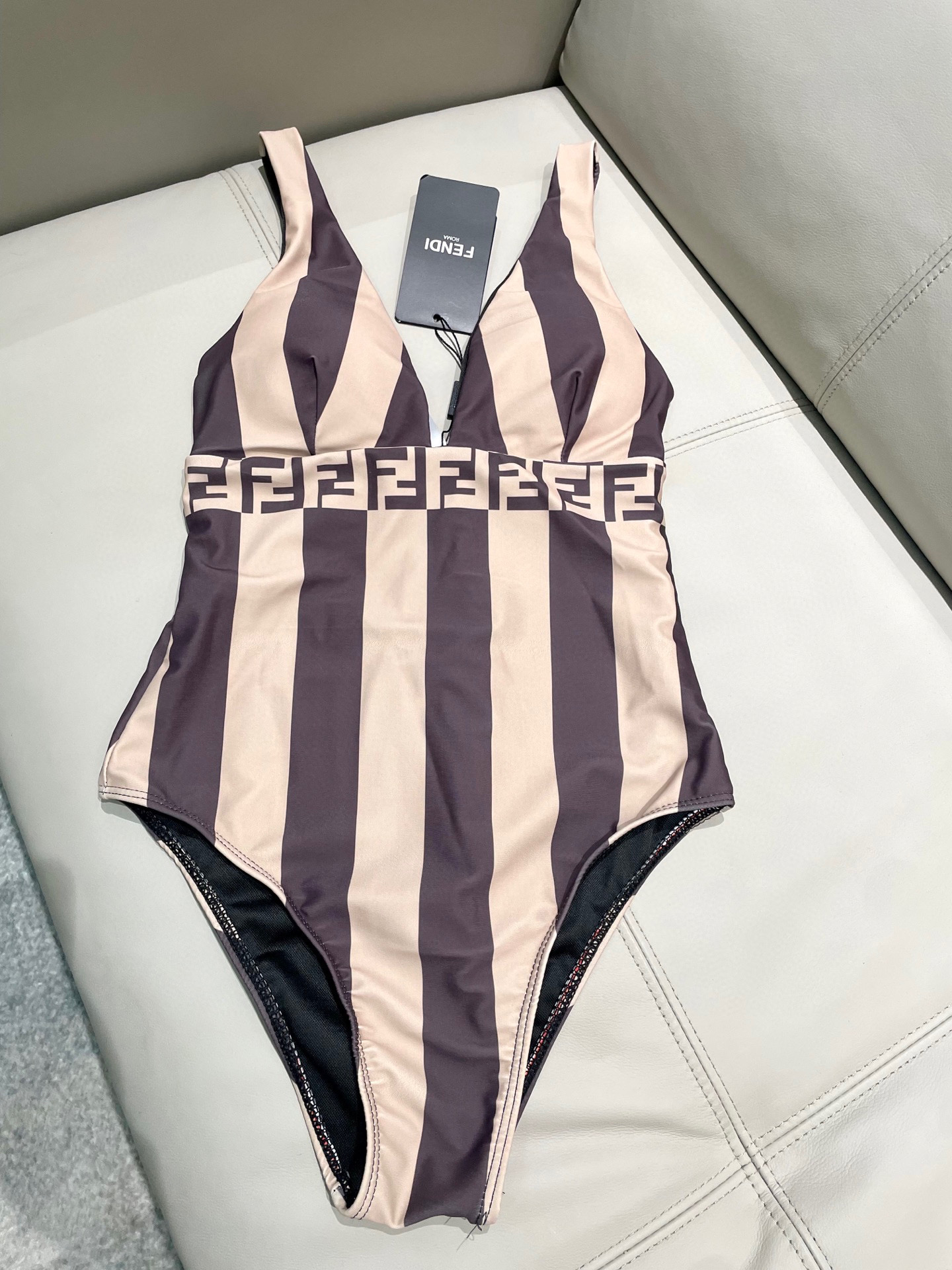  芬迪新款泳衣 时尚潮流款 😍🥰适合多种场景的游泳衣🏊‍♀️海边 游泳池 温泉 水上乐园 漂流都可以😌内