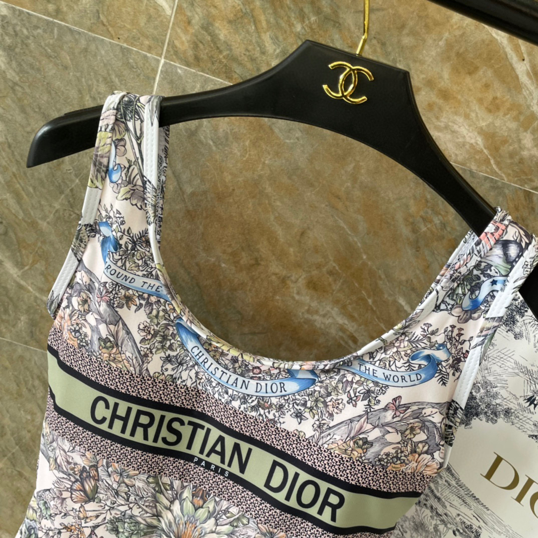  Dior 迪奥新款连体泳衣  强烈推荐！超显气质 前面拉链设计穿脱方便 😍🥰适合多种场景的游泳衣🏊‍♀
