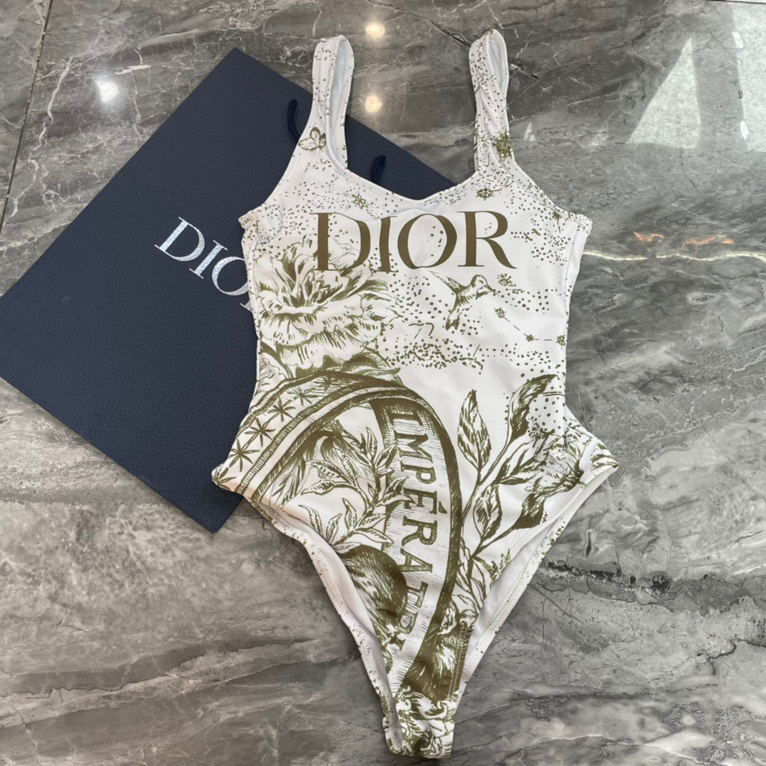  Dior新款泳衣😍🥰适合多种场景的游泳衣🏊‍♀️海边 游泳池 温泉 水上乐园 漂流都可以😌内搭也完全可
