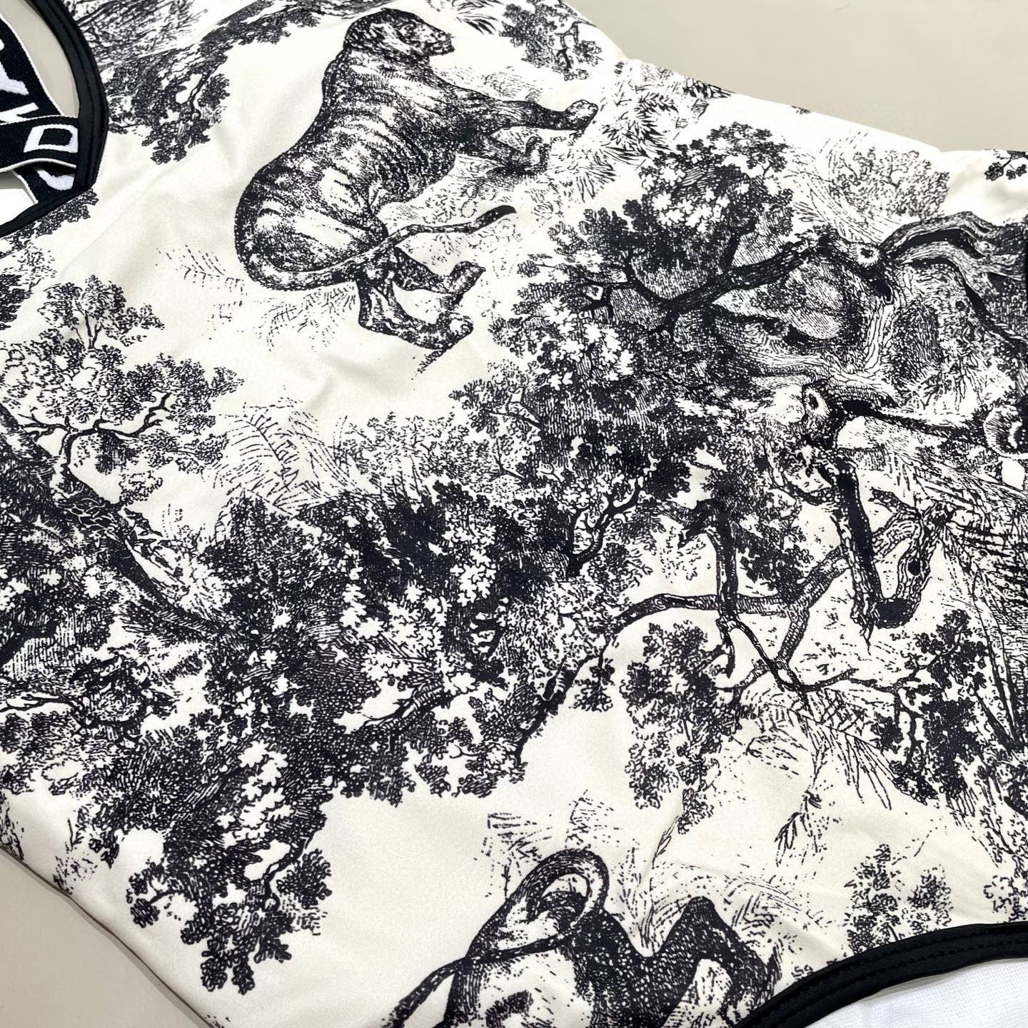  迪奥动物系列连体泳衣 上身超级棒！同步各大专柜发售，自然而然呈现时尚感！十分减龄，具有年轻活力。SML