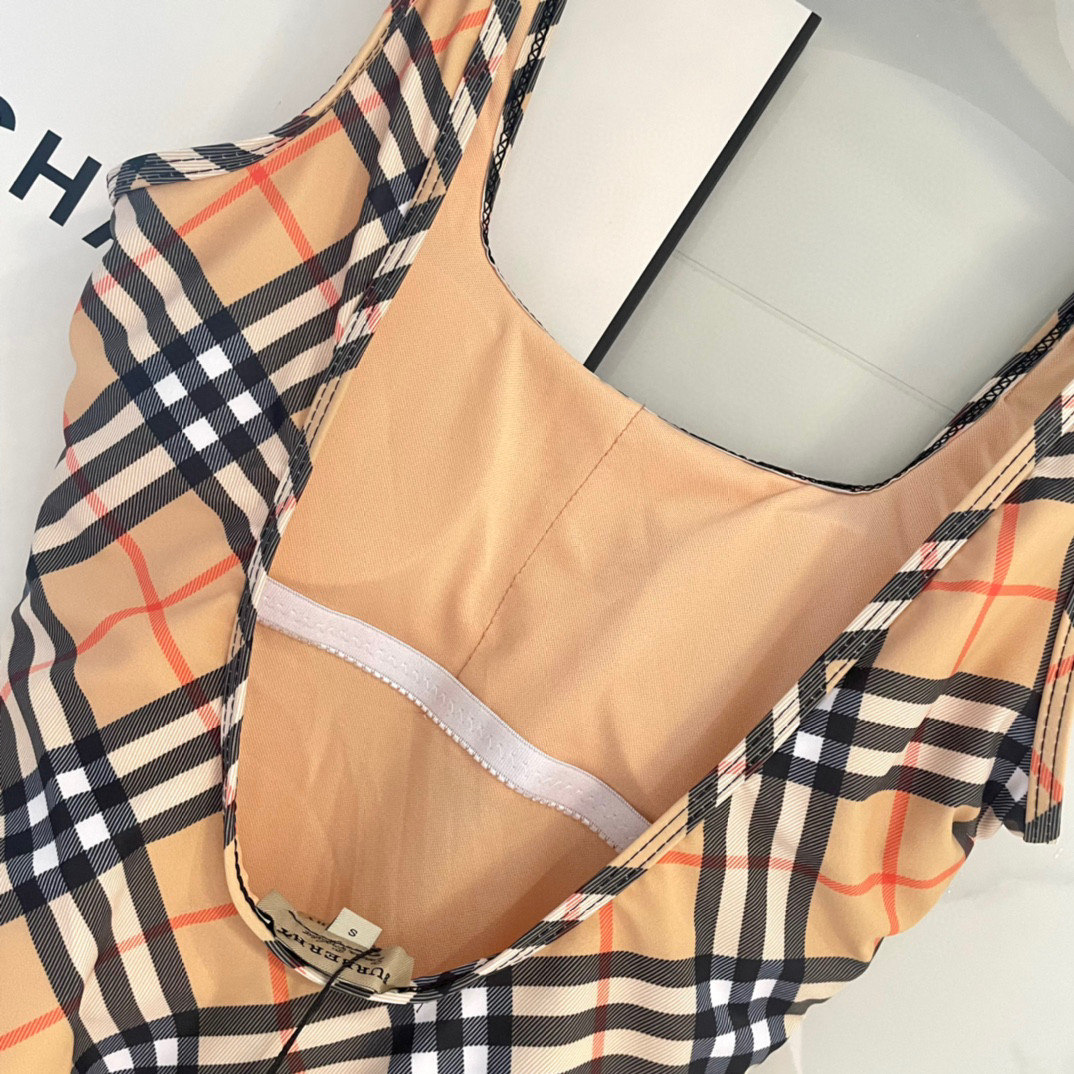  巴宝莉新款👙❤️😍🥰适合多种场景的游泳衣🏊‍♀️海边 游泳池 温泉 水上乐园 漂流都可以😌内搭外穿也完