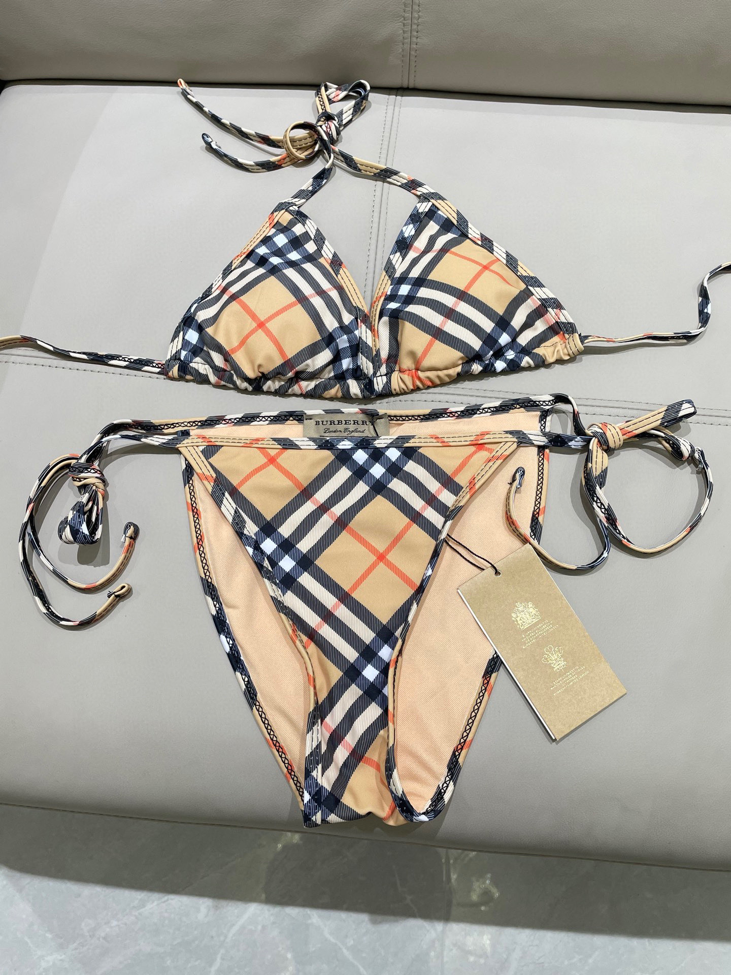  巴宝莉专柜新款分体😍🥰适合多种场景的游泳衣🏊‍♀️海边 游泳池 温泉 水上乐园 漂流都可以😌内搭也完全
