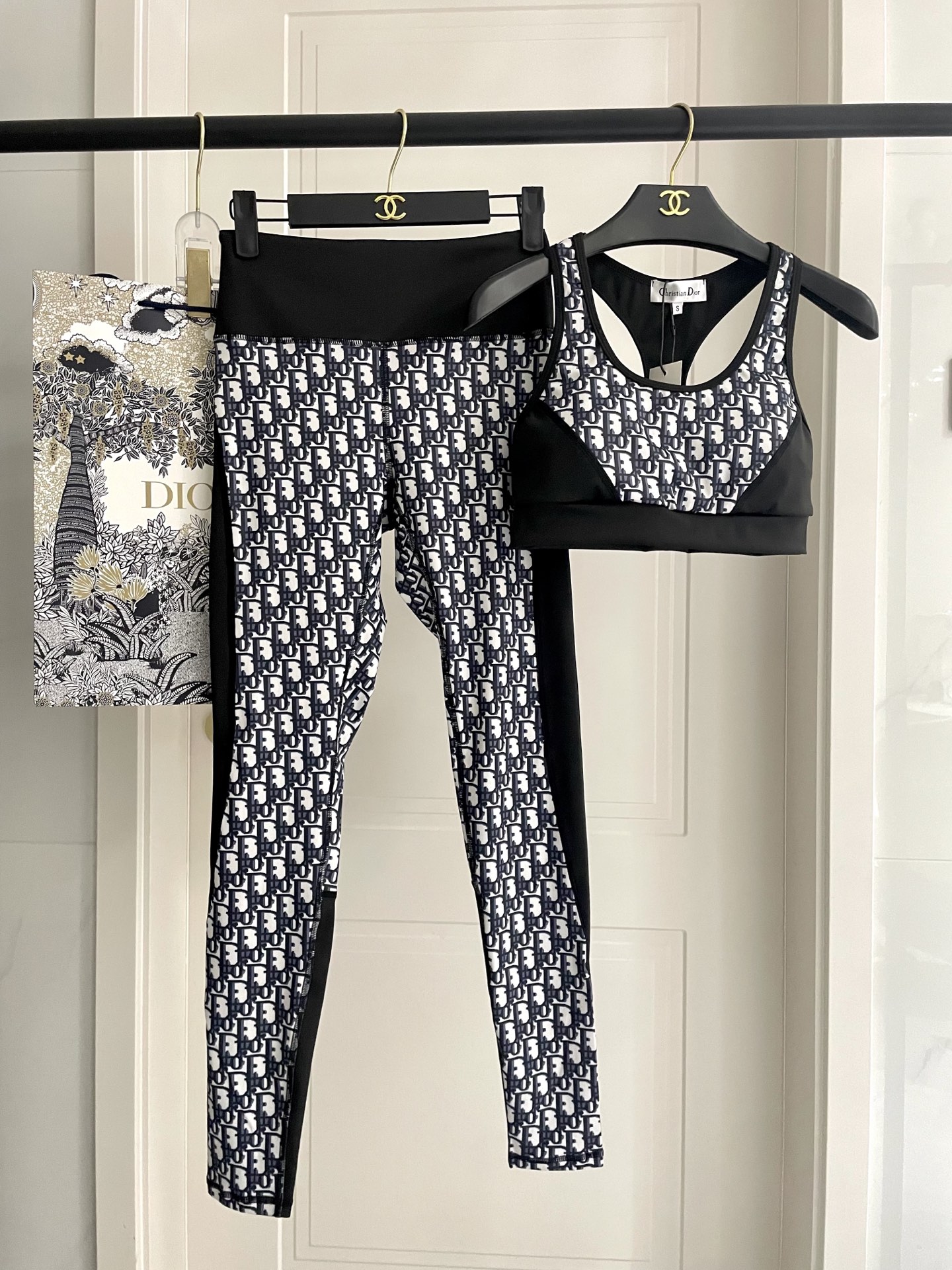 NO:304344,Dior's new tight sports suit, high elastic slim long-sleeved tights top   elastic waist leggings, yoga suit, Size SML Xl swimsuit, swimsuit, swimsuit, bikinis19860909迪奥新款紧身运动套装 高弹力修身长袖紧身衣上衣 松紧腰打底裤,瑜伽套装 码数SML Xl泳衣泳裤比基尼,泳衣，泳裤，比基尼,dior,swimsuits,bikinis,accessory