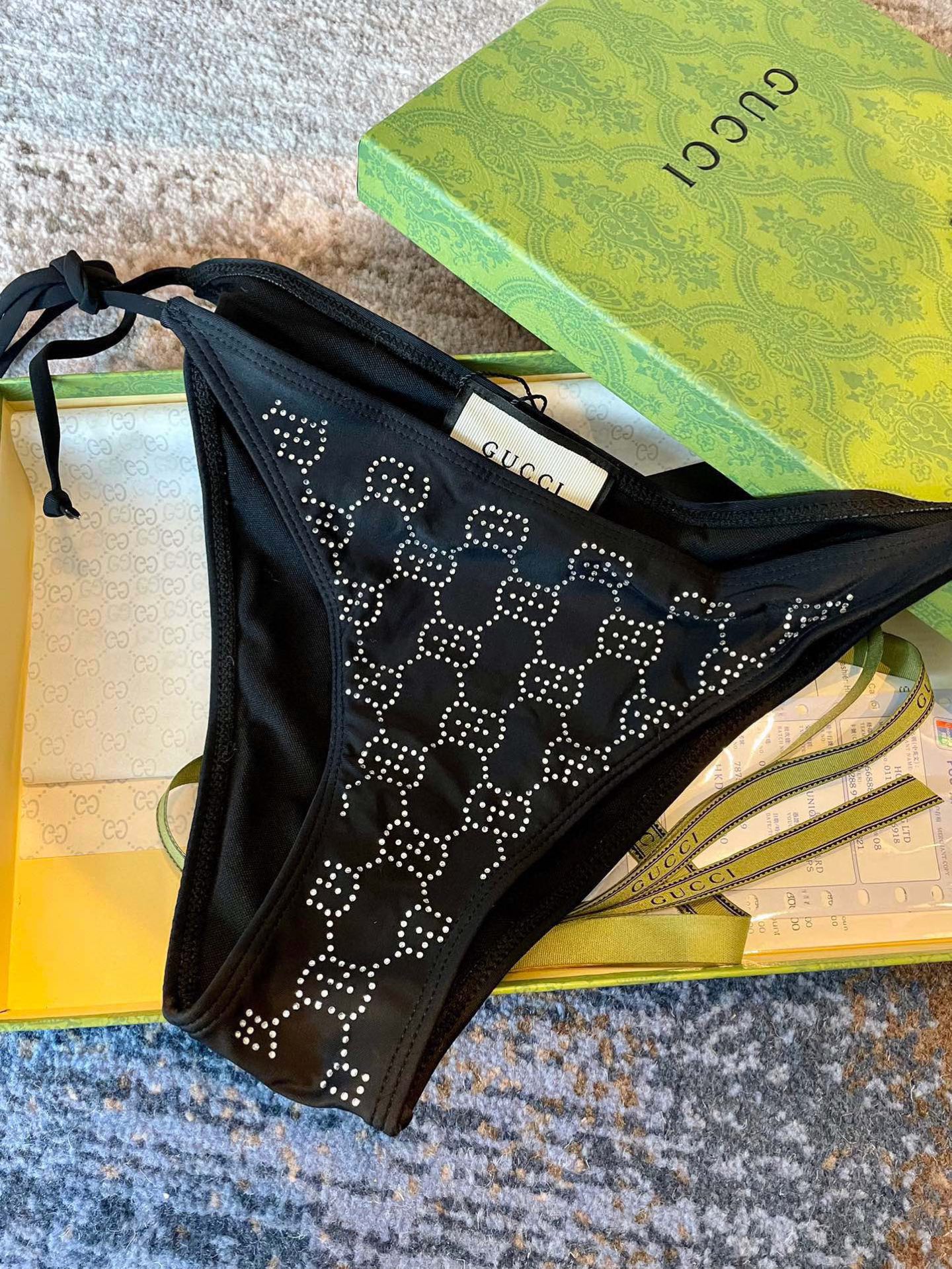  Gucci新款带钻比基尼泳衣~字母印花吊带背心加钻装饰文胸内衣+三角裤两件套装， S.M.L Xl
