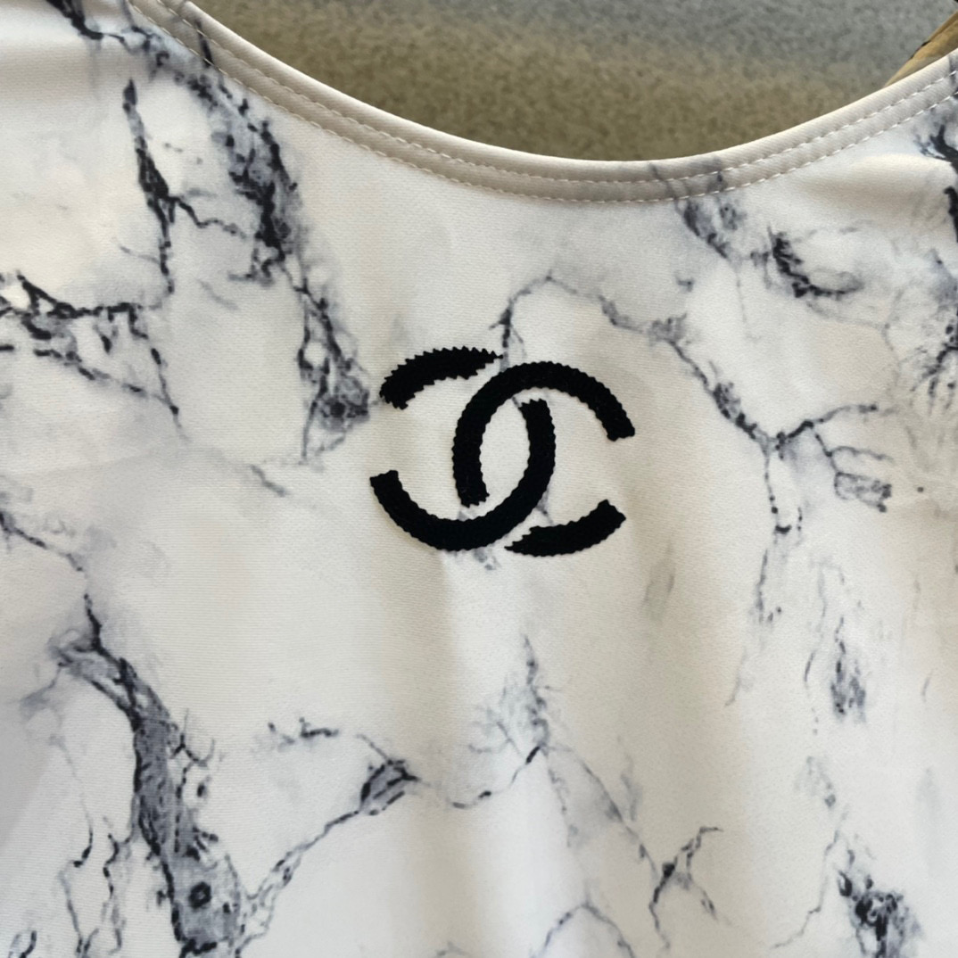  Chanel长袖连体泳衣，潜水衣  超nice 平时可以配牛仔裤、短裤当连体衣穿！码数 S M L