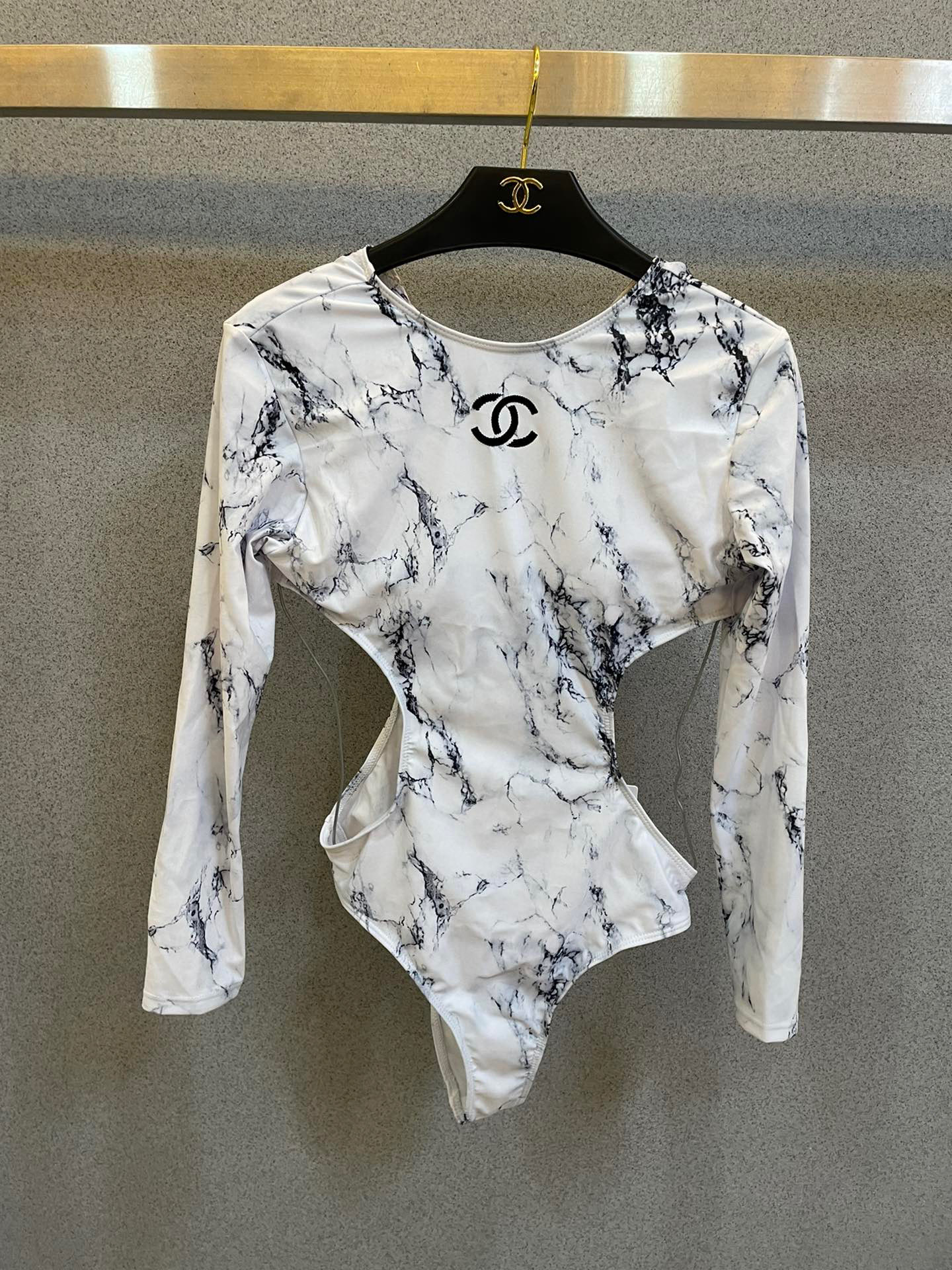  Chanel长袖连体泳衣，潜水衣  超nice 平时可以配牛仔裤、短裤当连体衣穿！码数 S M L