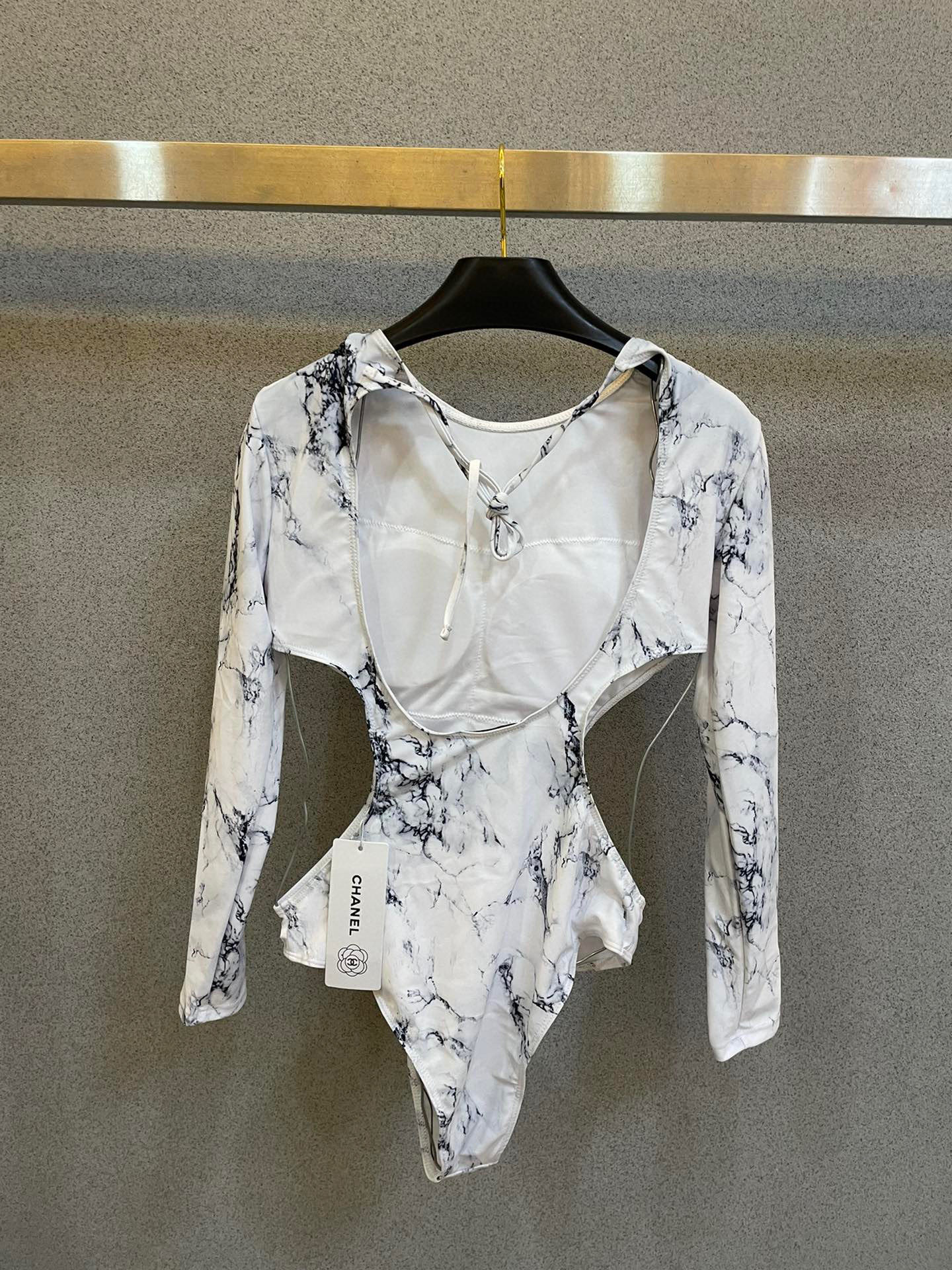  Chanel长袖连体泳衣，潜水衣  超nice 平时可以配牛仔裤、短裤当连体衣穿！码数 S M L