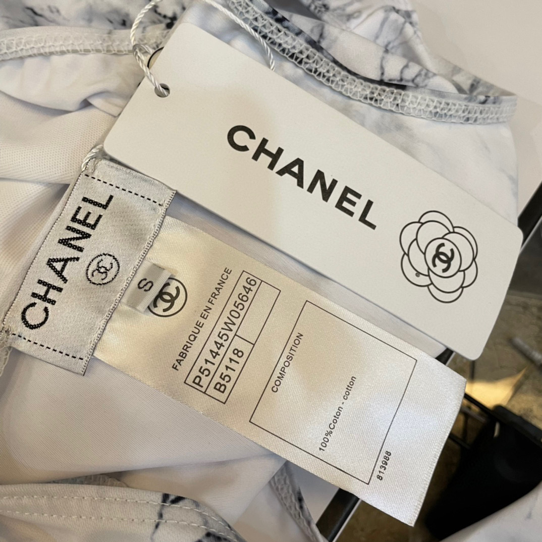  Chanel长袖连体泳衣，潜水衣  超nice 平时可以配牛仔裤、短裤当连体衣穿！码数 S M L