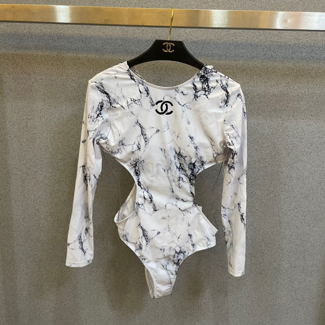  Chanel长袖连体泳衣，潜水衣  超nice 平时可以配牛仔裤、短裤当连体衣穿！码数 S M L