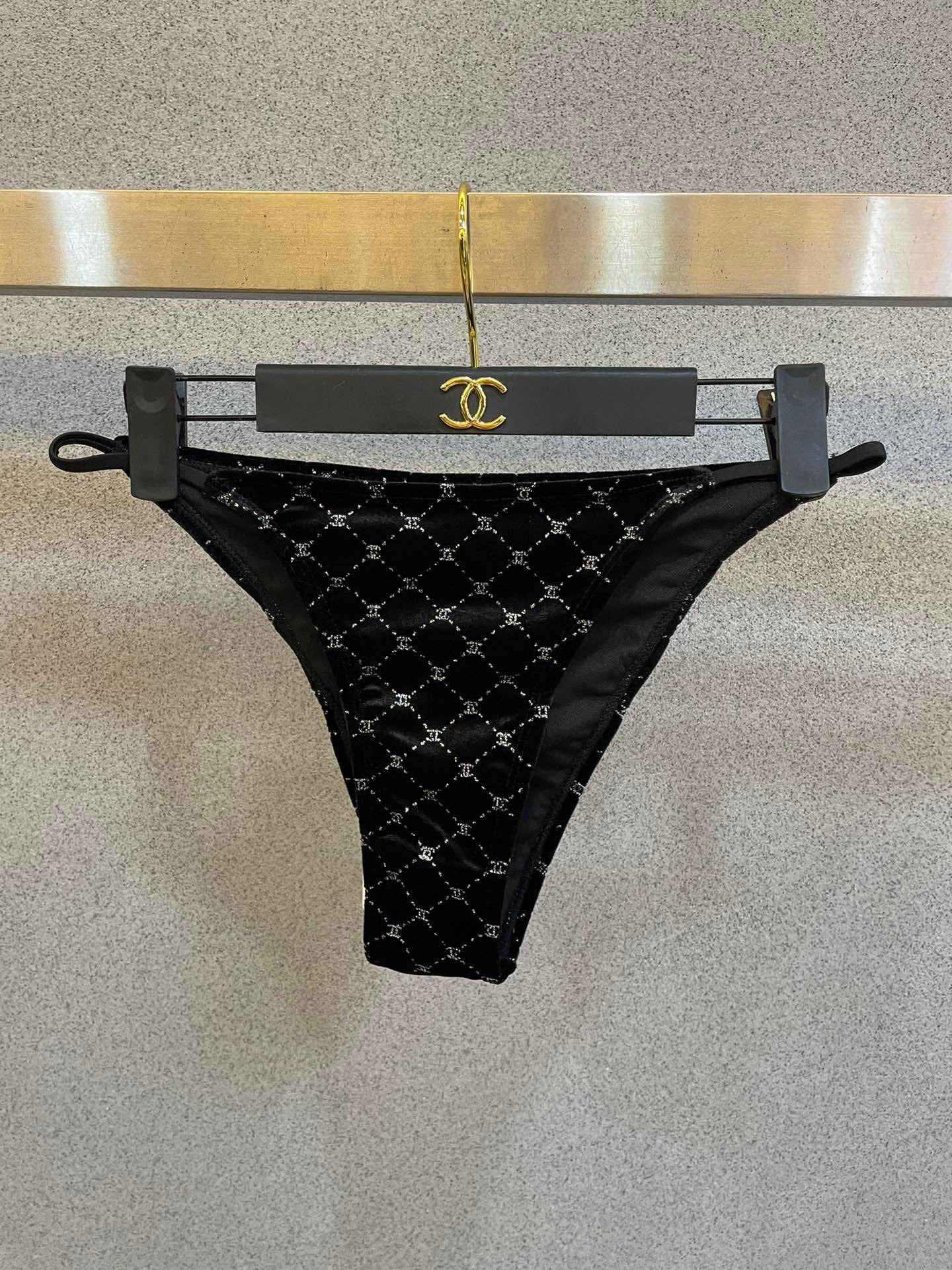  Chanel 丝绒比基尼泳衣，上身超级棒！同步各大专柜发售，自然而然呈现时尚感！十分减龄，具有年轻活力