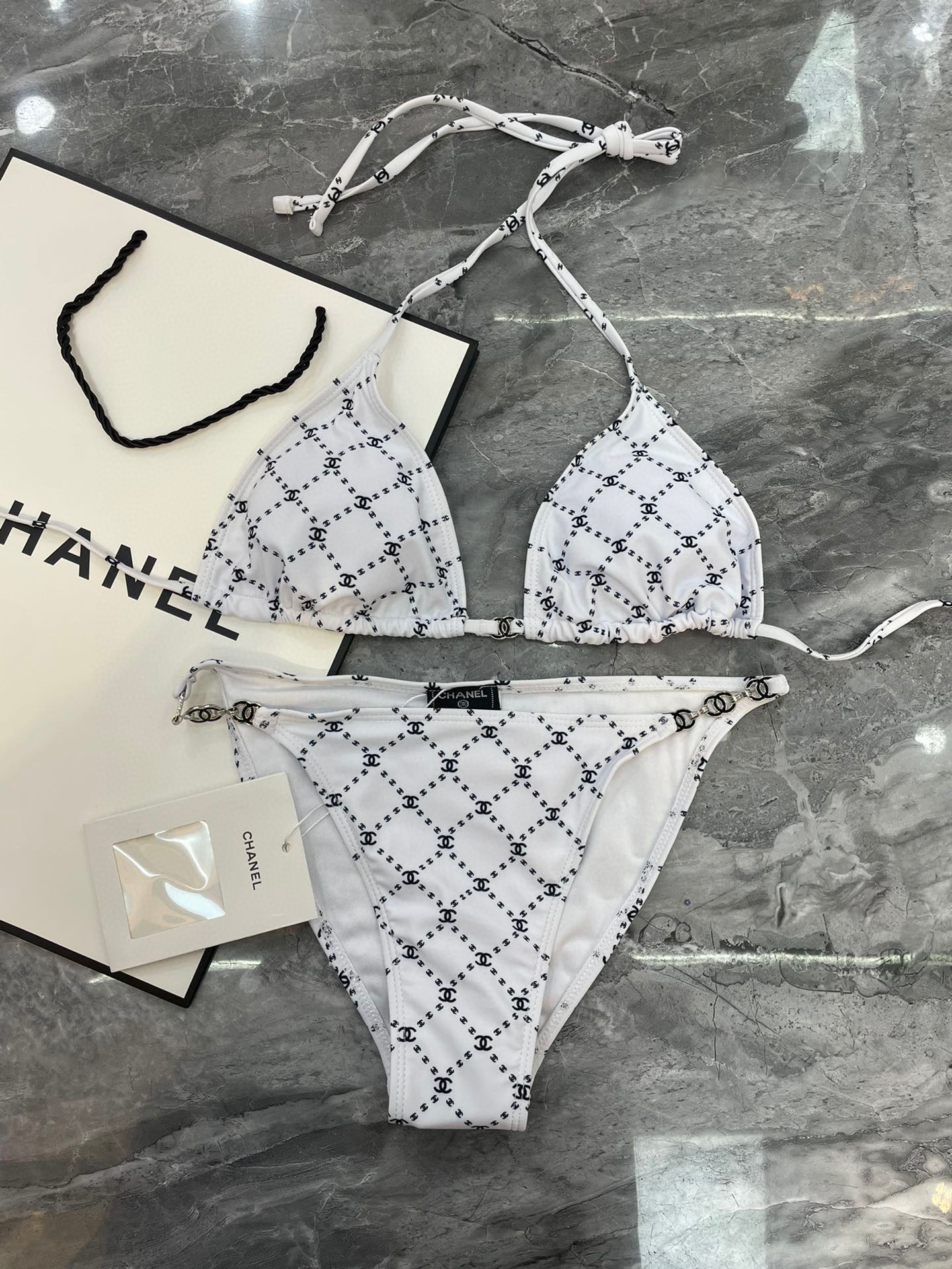  Chanel新款比基尼👙❤️😍🥰适合多种场景的游泳衣🏊‍♀️海边 游泳池 温泉 水上乐园 漂流都可以😌