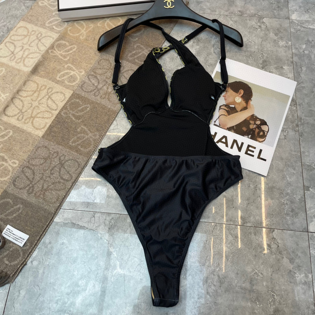  范思哲新款泳衣👙❤️😍🥰适合多种场景的游泳衣🏊‍♀️海边 游泳池 温泉 水上乐园 漂流都可以😌内搭外穿