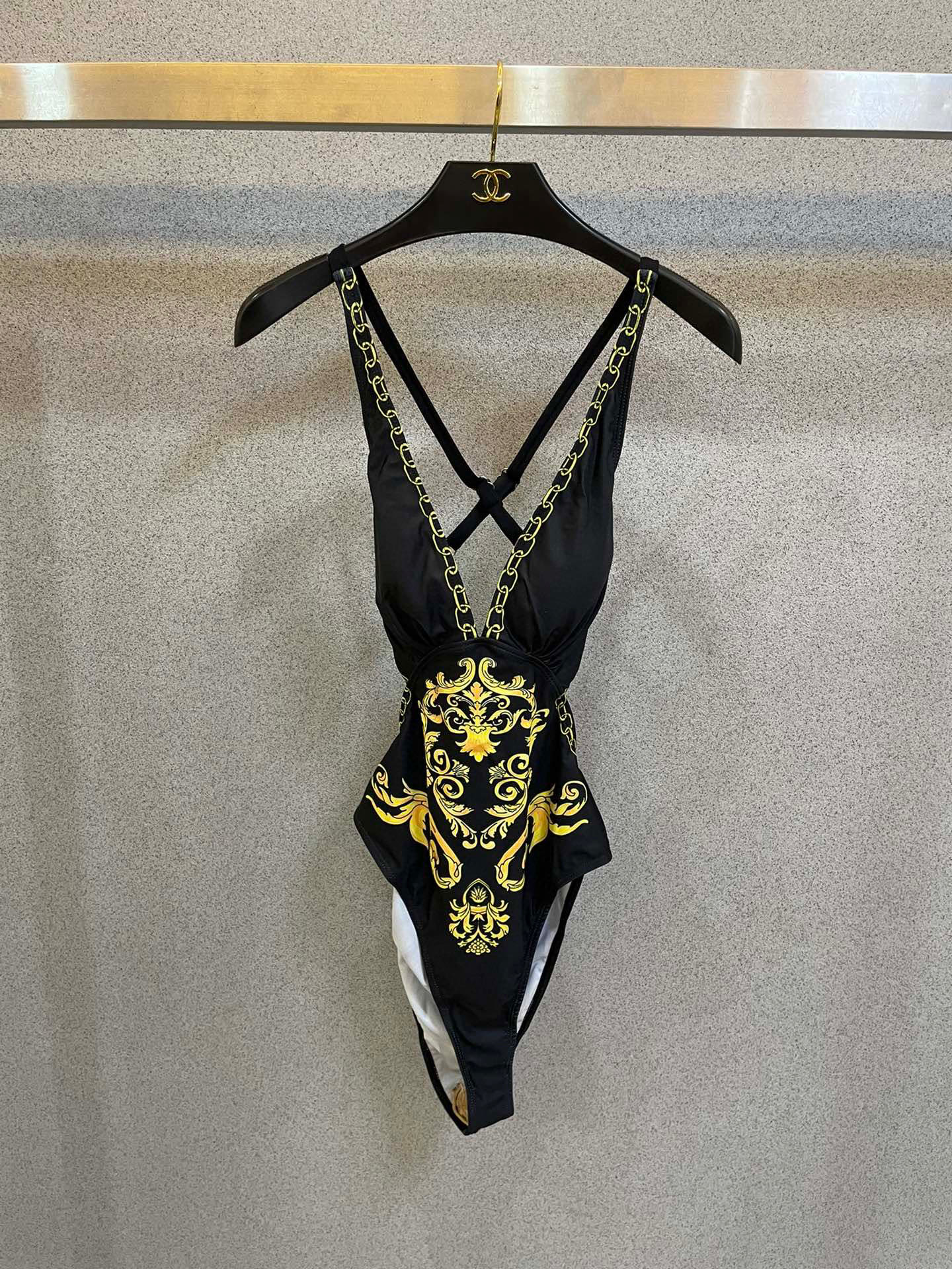  范思哲新款泳衣👙❤️😍🥰适合多种场景的游泳衣🏊‍♀️海边 游泳池 温泉 水上乐园 漂流都可以😌内搭外穿