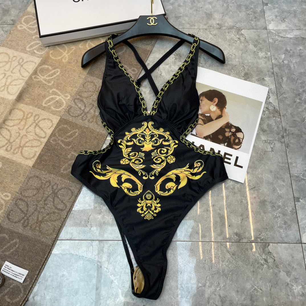  范思哲新款泳衣👙❤️😍🥰适合多种场景的游泳衣🏊‍♀️海边 游泳池 温泉 水上乐园 漂流都可以😌内搭外穿
