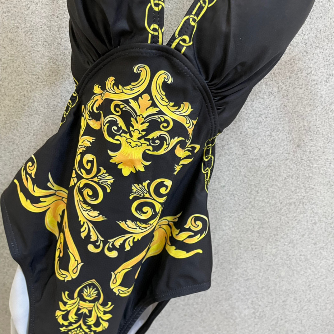  范思哲新款泳衣👙❤️😍🥰适合多种场景的游泳衣🏊‍♀️海边 游泳池 温泉 水上乐园 漂流都可以😌内搭外穿