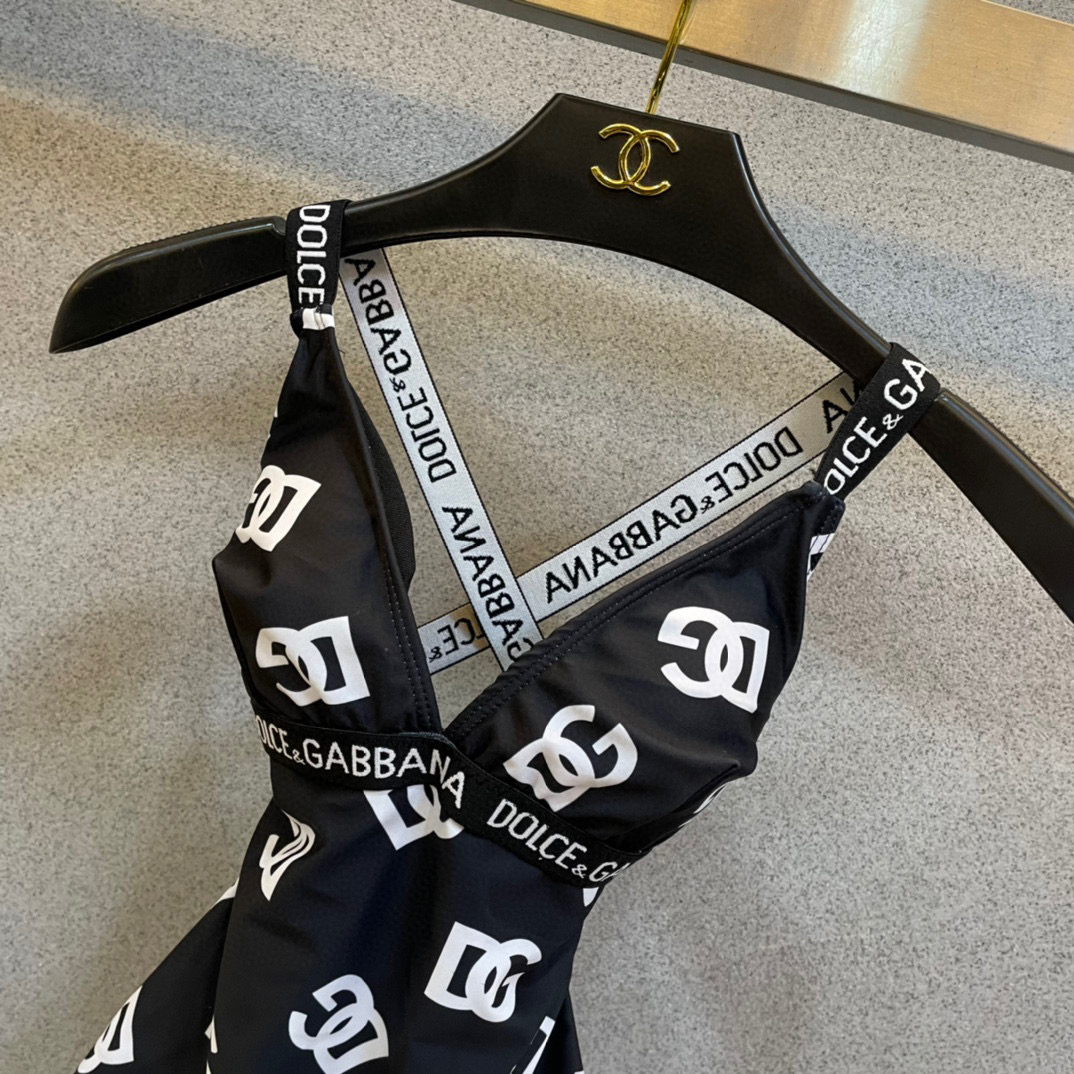  DG新款字母连体泳衣😍🥰适合多种场景的游泳衣🏊‍♀️海边 游泳池 温泉 水上乐园 漂流都可以😌内搭也完