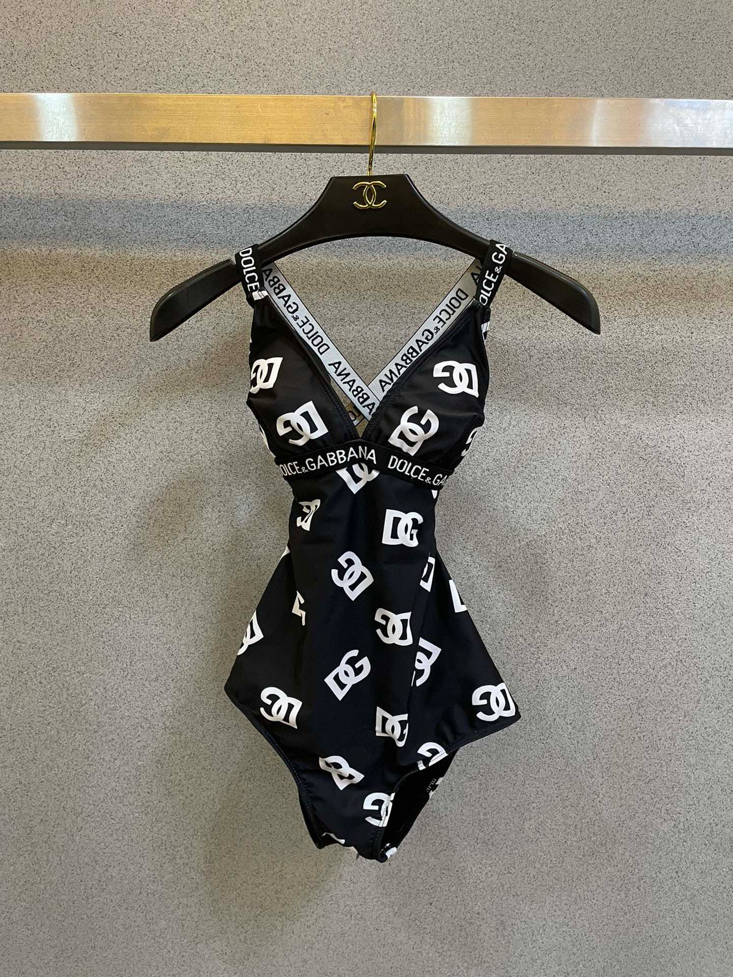  DG新款字母连体泳衣😍🥰适合多种场景的游泳衣🏊‍♀️海边 游泳池 温泉 水上乐园 漂流都可以😌内搭也完