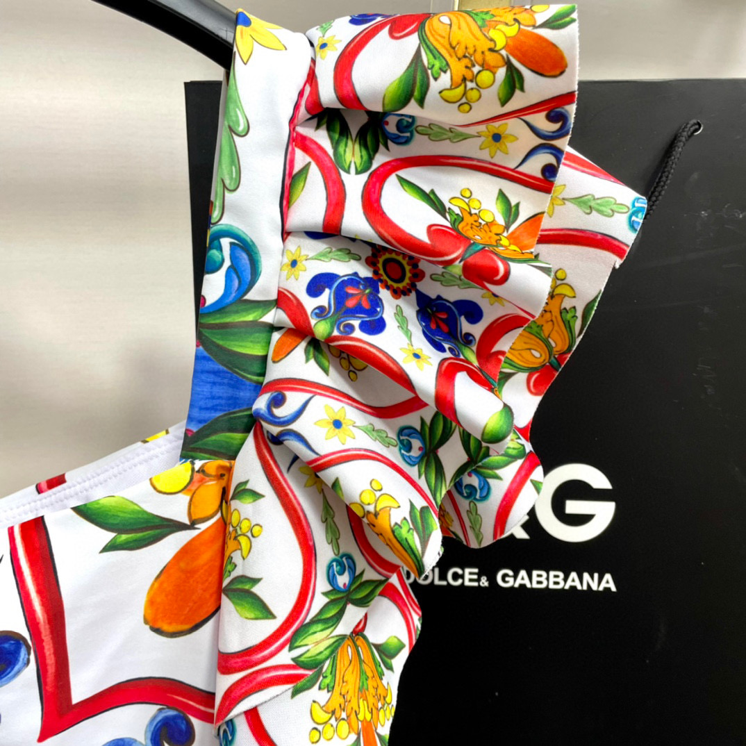  DG新款连体泳衣   时尚潮流款 😍🥰适合多种场景的游泳衣🏊‍♀️海边 游泳池 温泉 水上乐园 漂流都
