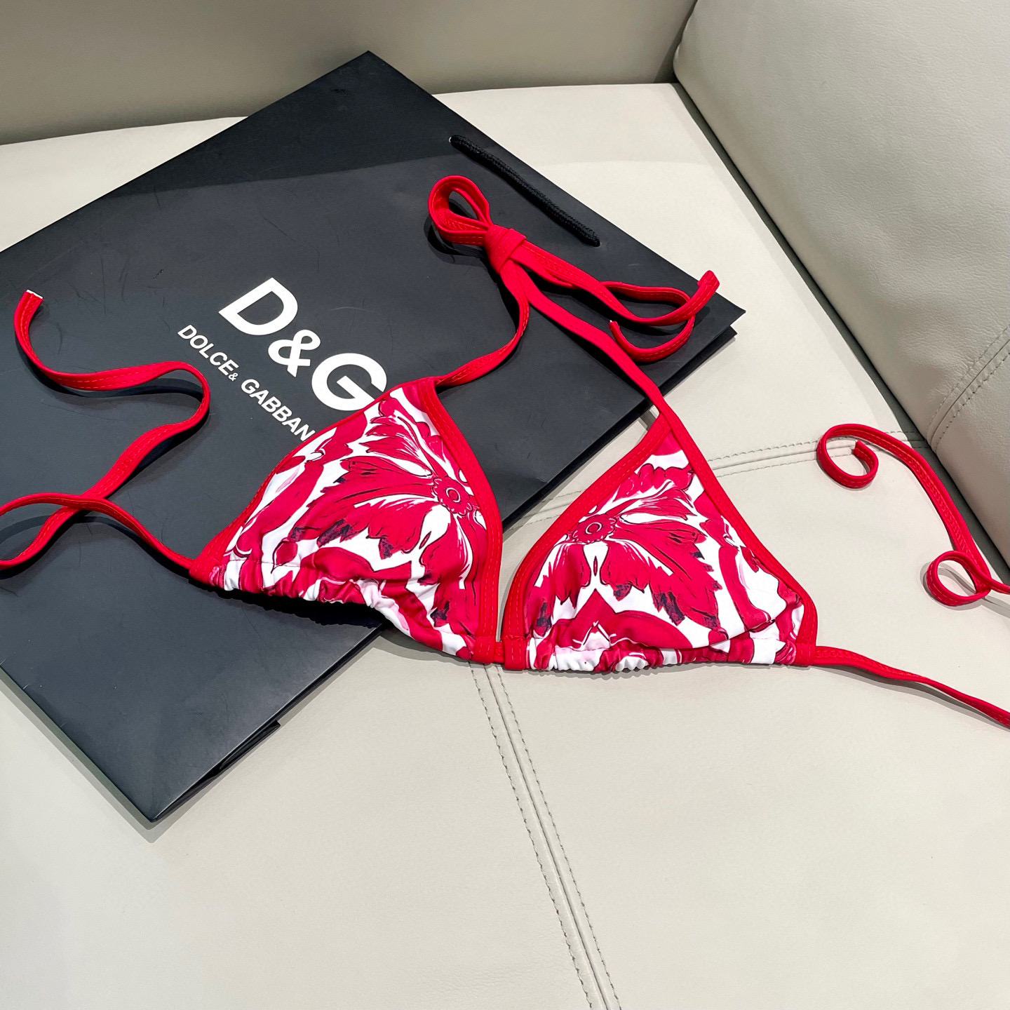  DG专柜新款比基尼泳衣😍🥰适合多种场景的游泳衣🏊‍♀️海边 游泳池 温泉 水上乐园 漂流都可以😌内搭也
