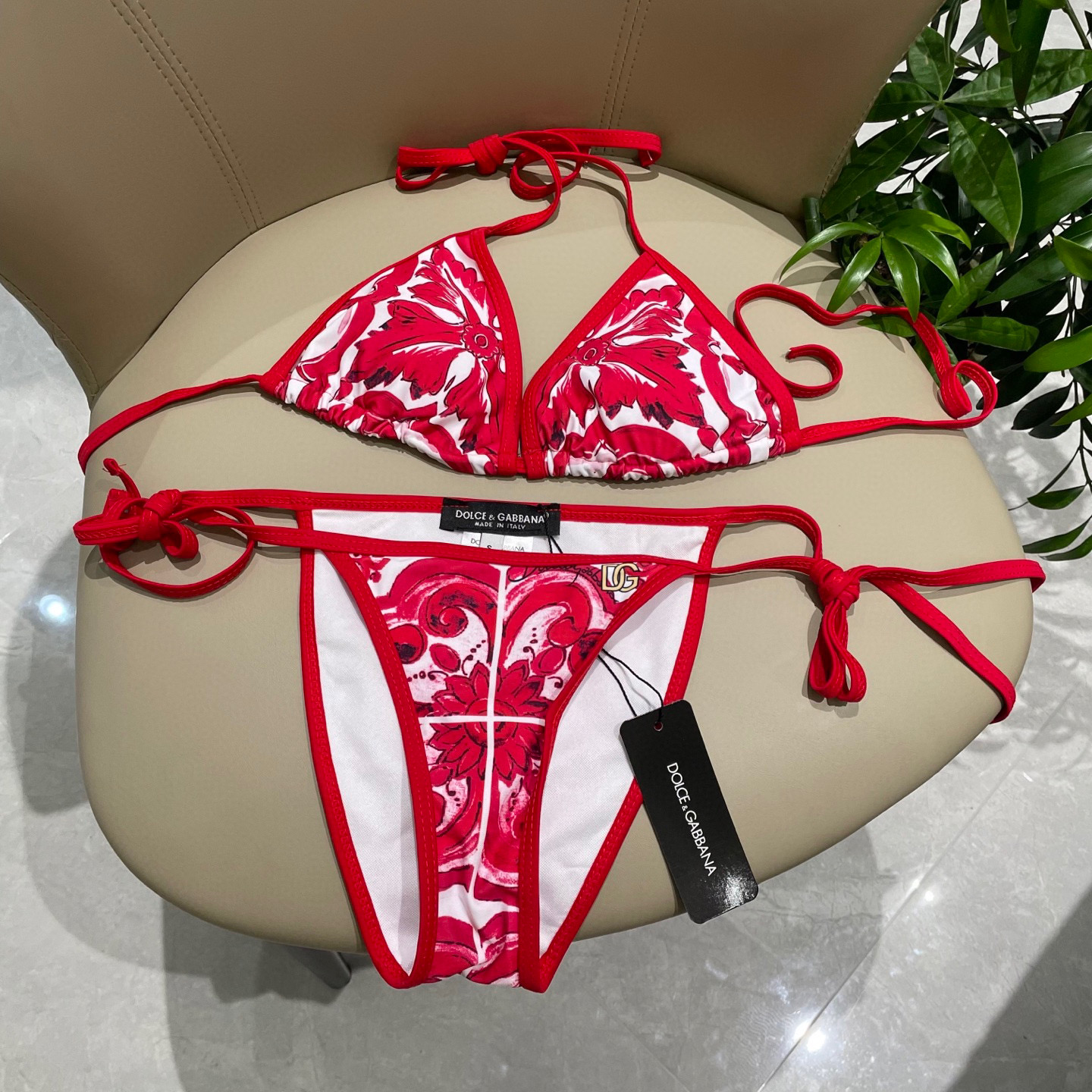  DG专柜新款比基尼泳衣😍🥰适合多种场景的游泳衣🏊‍♀️海边 游泳池 温泉 水上乐园 漂流都可以😌内搭也
