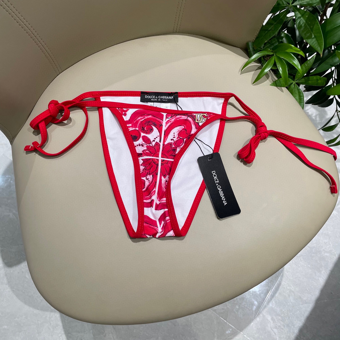  DG专柜新款比基尼泳衣😍🥰适合多种场景的游泳衣🏊‍♀️海边 游泳池 温泉 水上乐园 漂流都可以😌内搭也