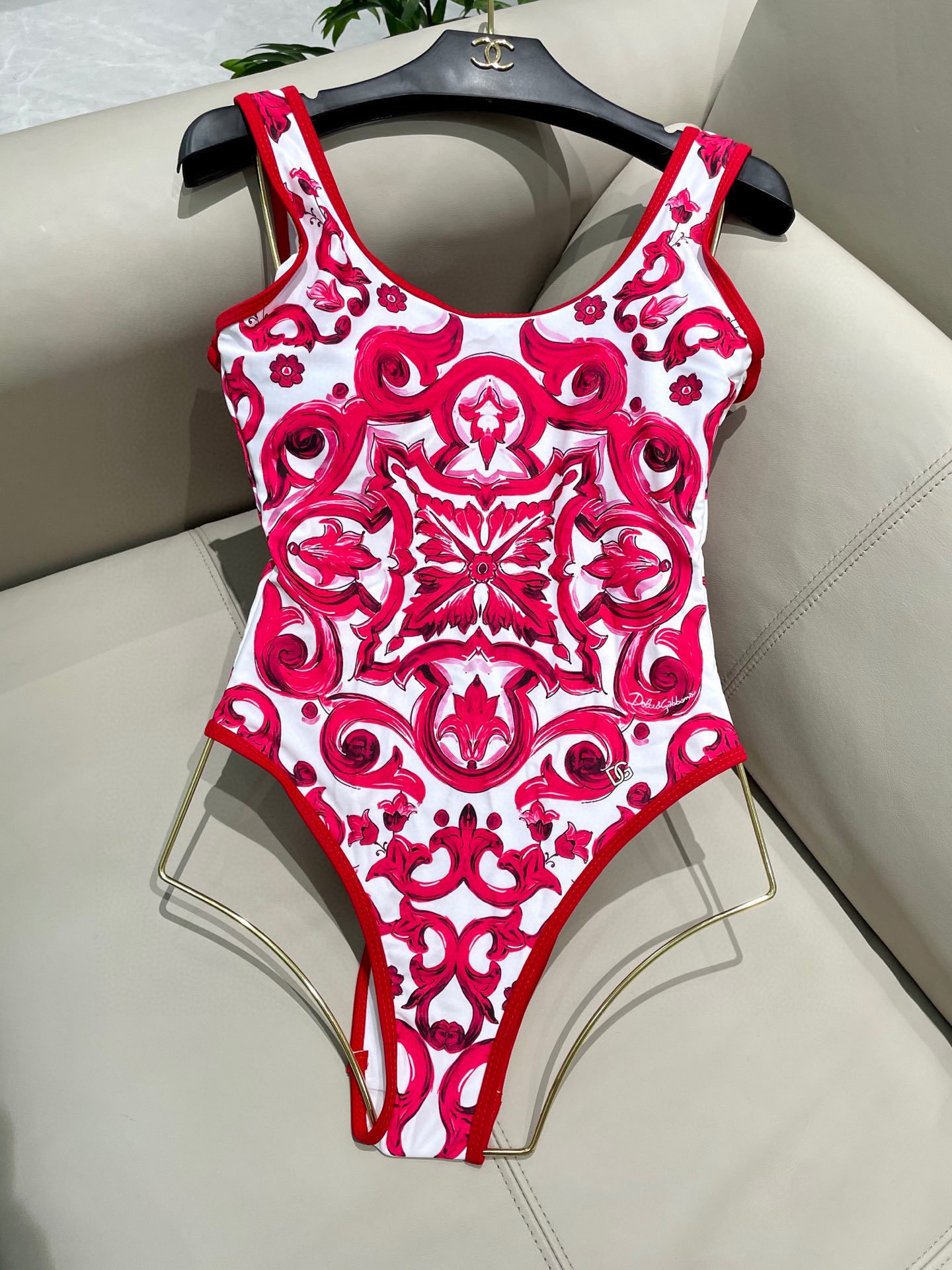  DG新款连体泳衣   时尚潮流款 😍🥰适合多种场景的游泳衣🏊‍♀️海边 游泳池 温泉 水上乐园 漂流都