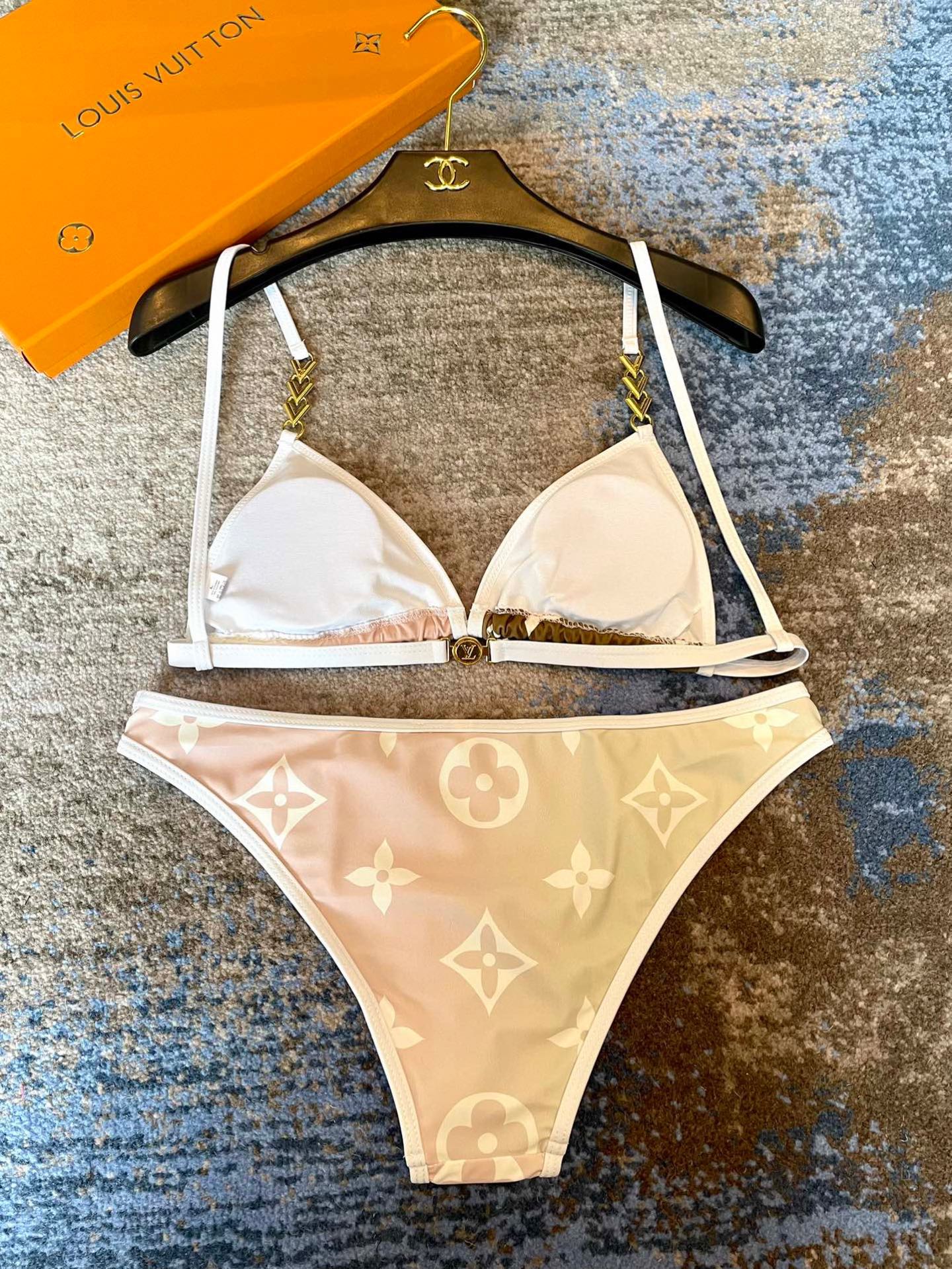  Lv 泳衣😍🥰适合多种场景的游泳衣🏊‍♀️海边 游泳池 温泉 水上乐园 漂流都可以😌内搭也完全可以 连